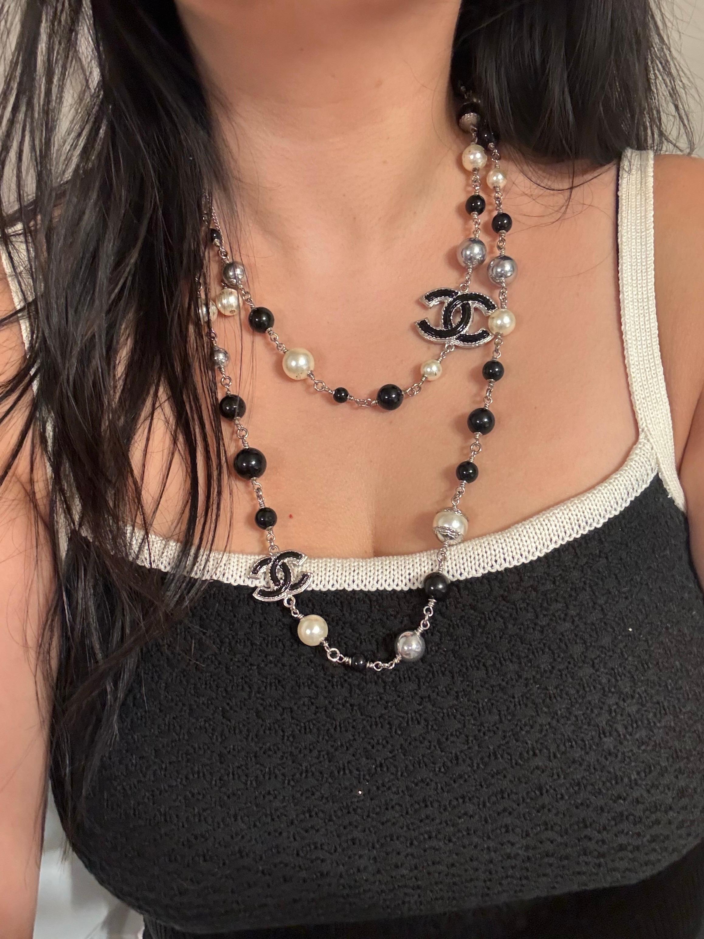 DETTAGLI:
Splendida collana Chanel extra-lunga realizzata con perle nere di vetro lisce e disperse all'interno con perle di resina di varie dimensioni e occasionalmente con il logo Chanel CC in smalto nero e argento.
Prodotto in Italia
Collection'S