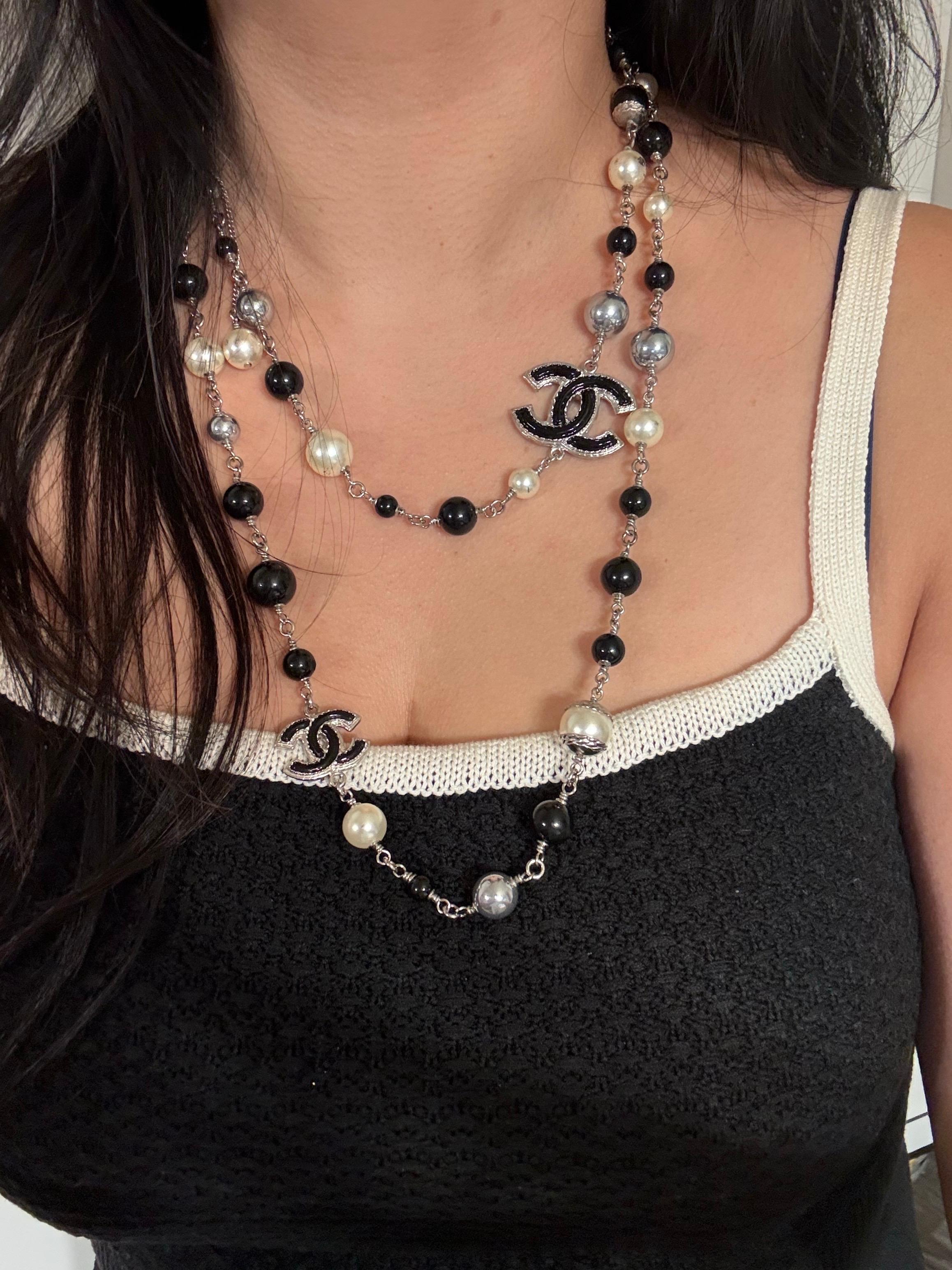 Collana Chanel Classic lunga ed elegante con perle bianche e nere in vetro CC In condizioni buone in vendita a Bellevue, WA