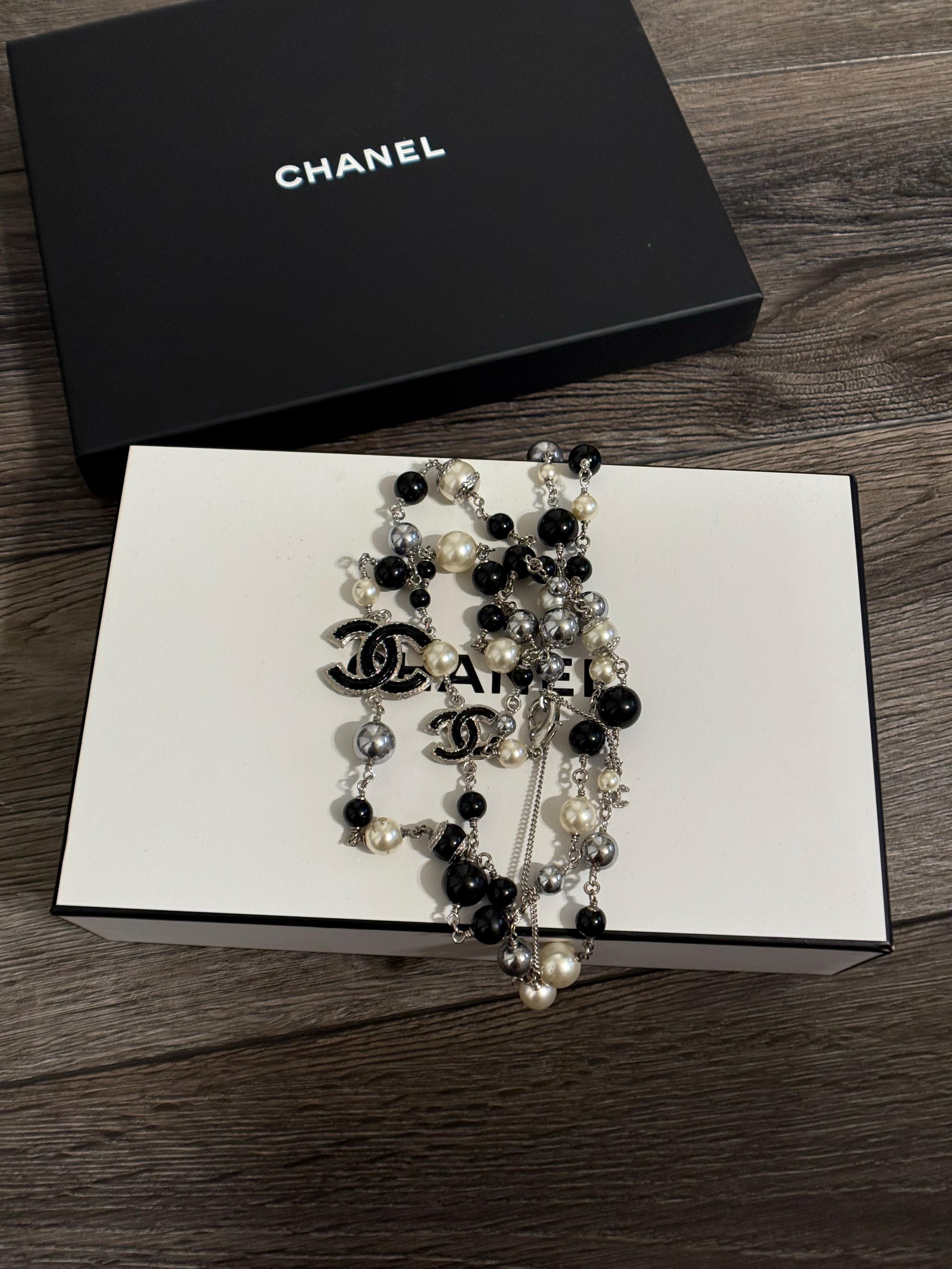 da uomo o donna Collana Chanel Classic lunga ed elegante con perle bianche e nere in vetro CC in vendita