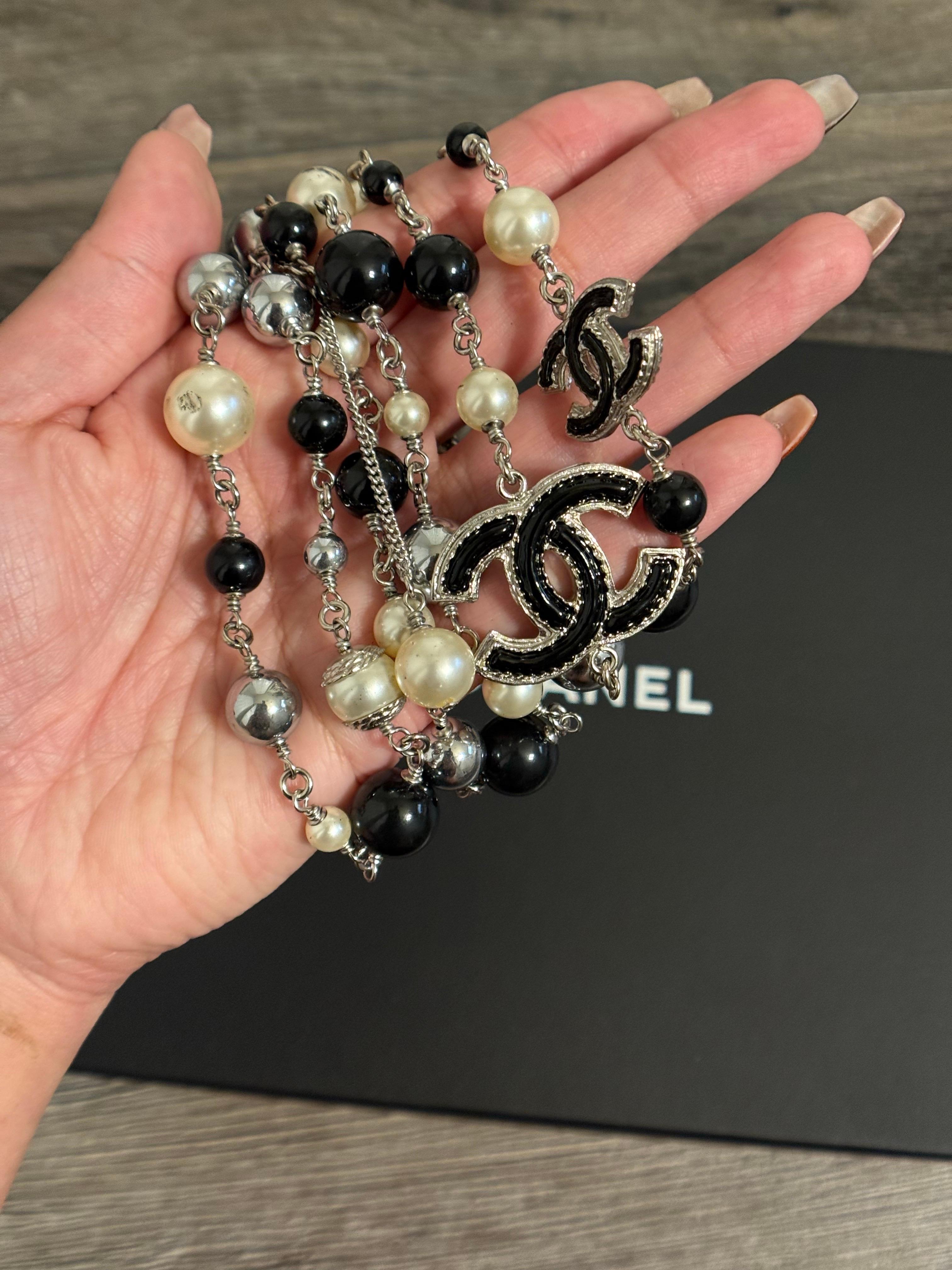 Collana Chanel Classic lunga ed elegante con perle bianche e nere in vetro CC in vendita 1
