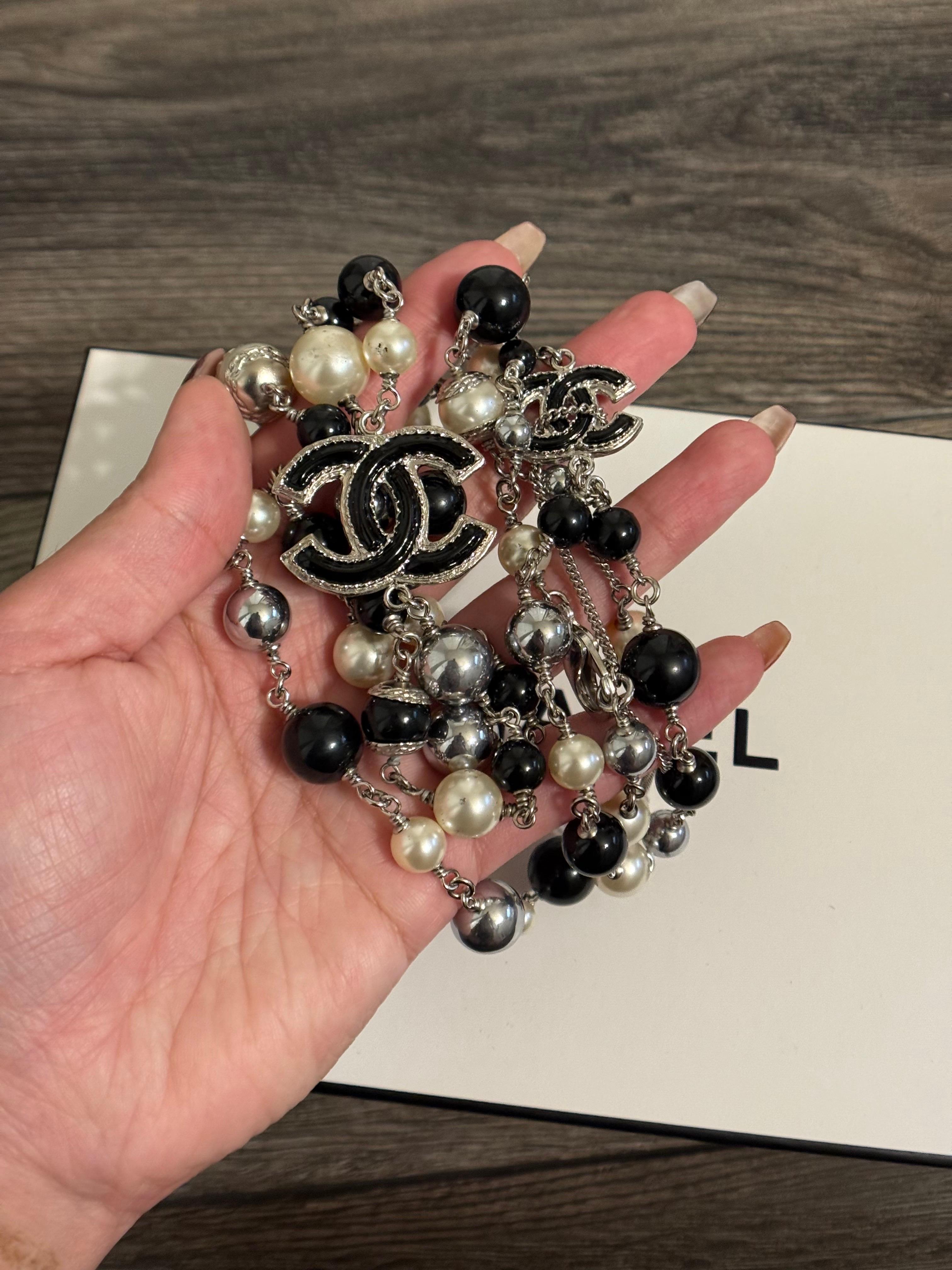 Collana Chanel Classic lunga ed elegante con perle bianche e nere in vetro CC in vendita 2