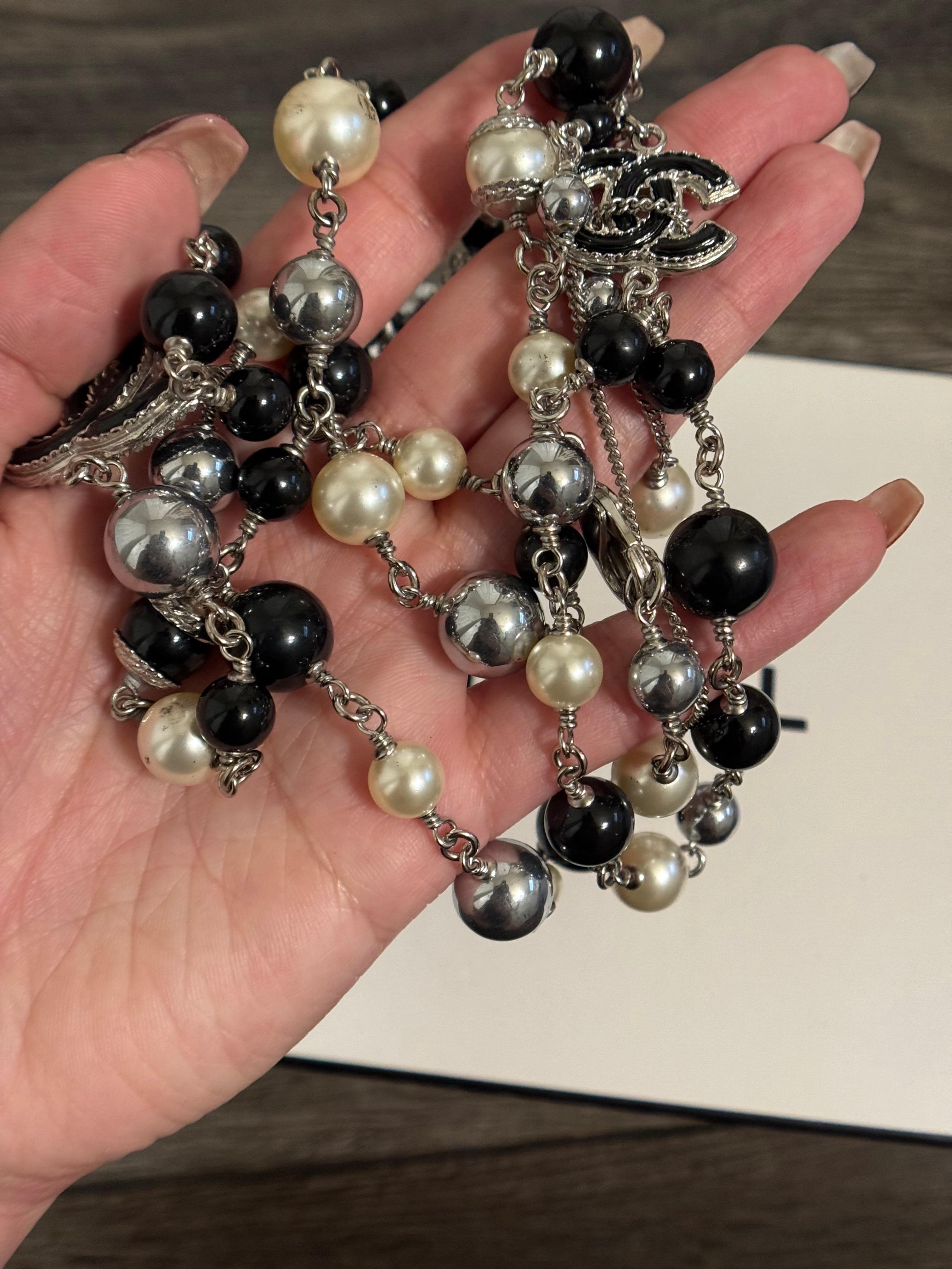 Collana Chanel Classic lunga ed elegante con perle bianche e nere in vetro CC in vendita 3