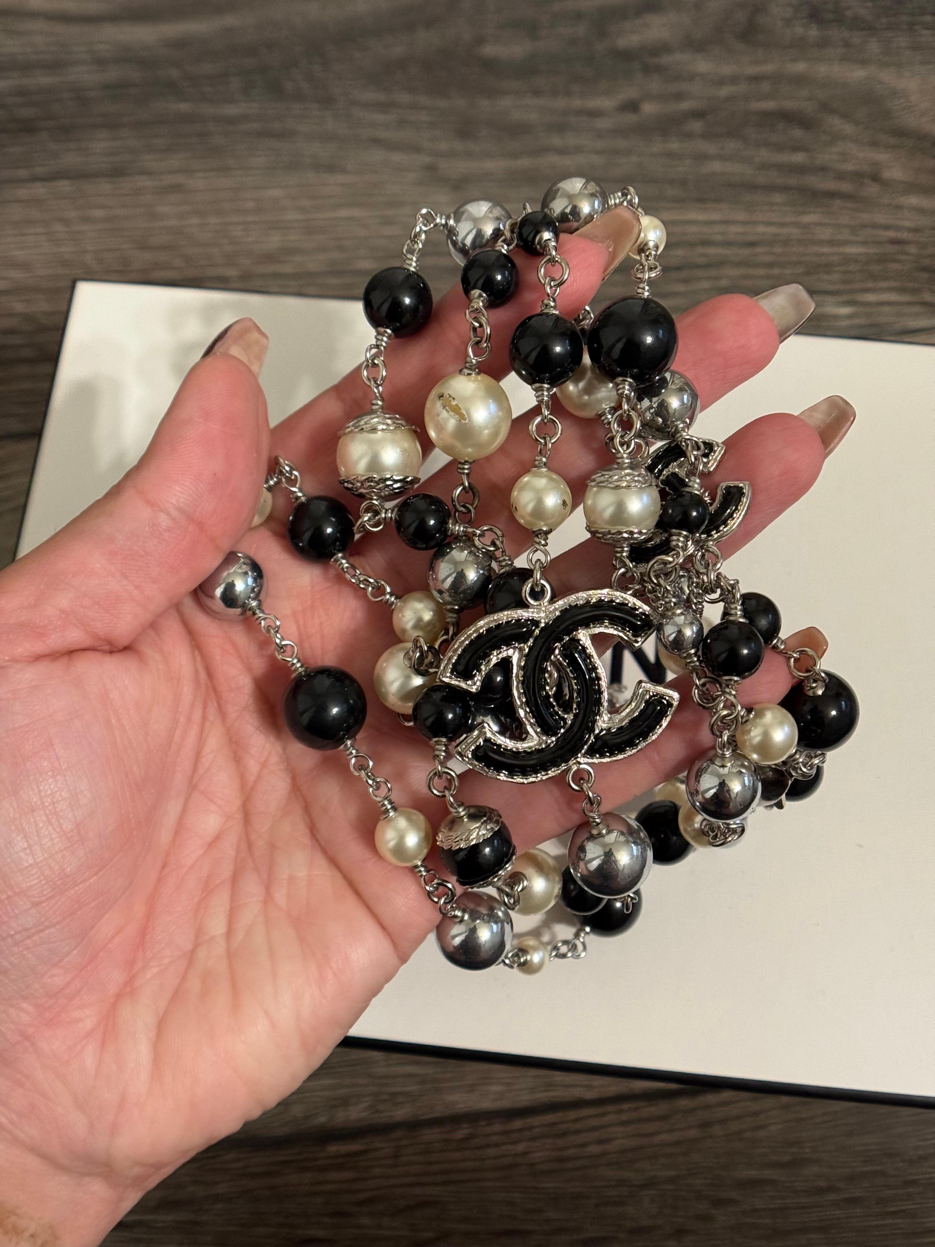 Collana Chanel Classic lunga ed elegante con perle bianche e nere in vetro CC in vendita 4