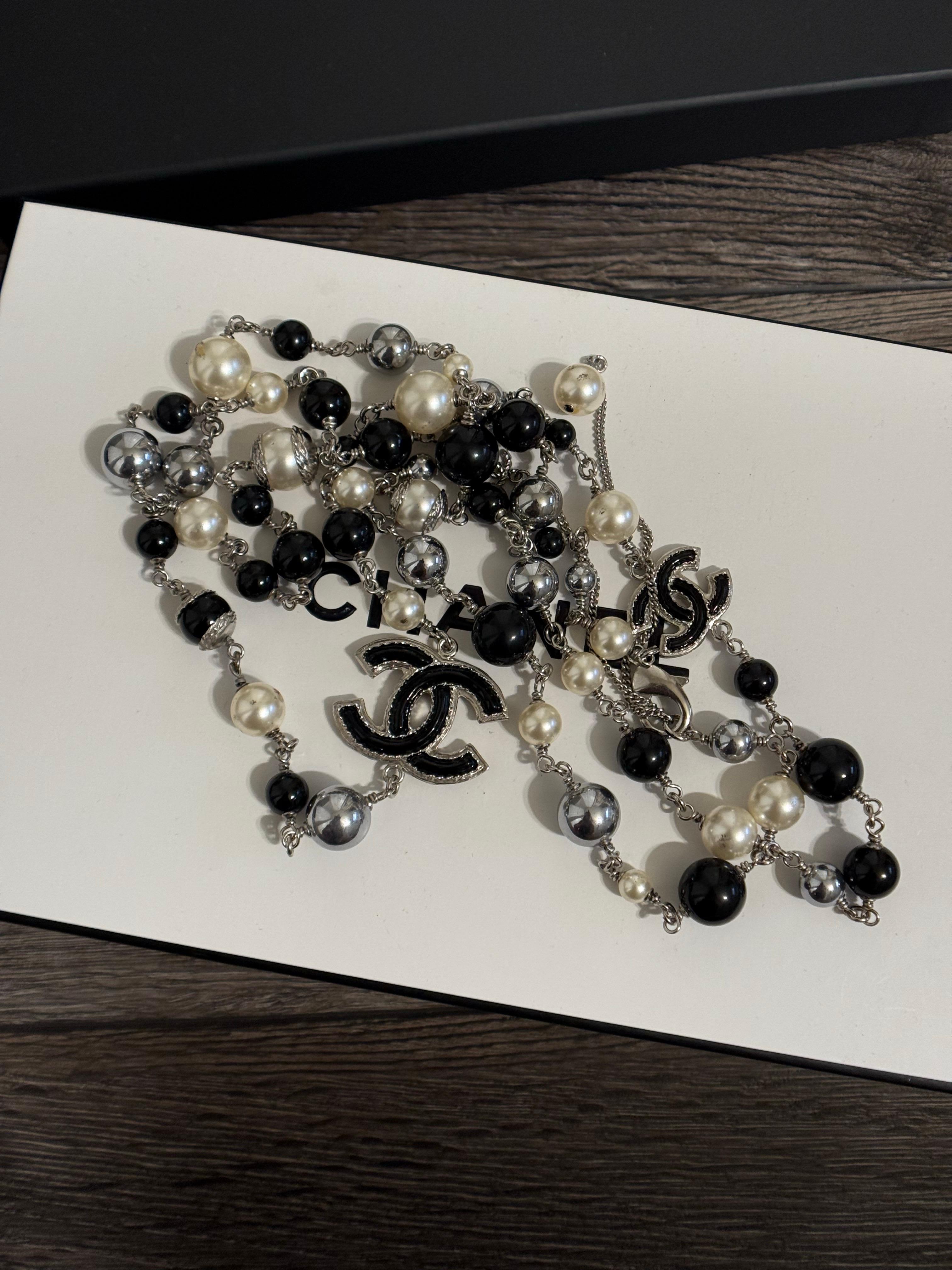 Collana Chanel Classic lunga ed elegante con perle bianche e nere in vetro CC in vendita 5