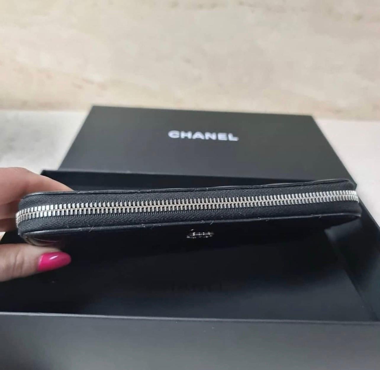Chanel Classic Long Zipped Black Wallet  In Good Condition In Krakow, PL