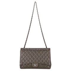 Chanel Classic Maxi Flap Kaviar Ledertasche