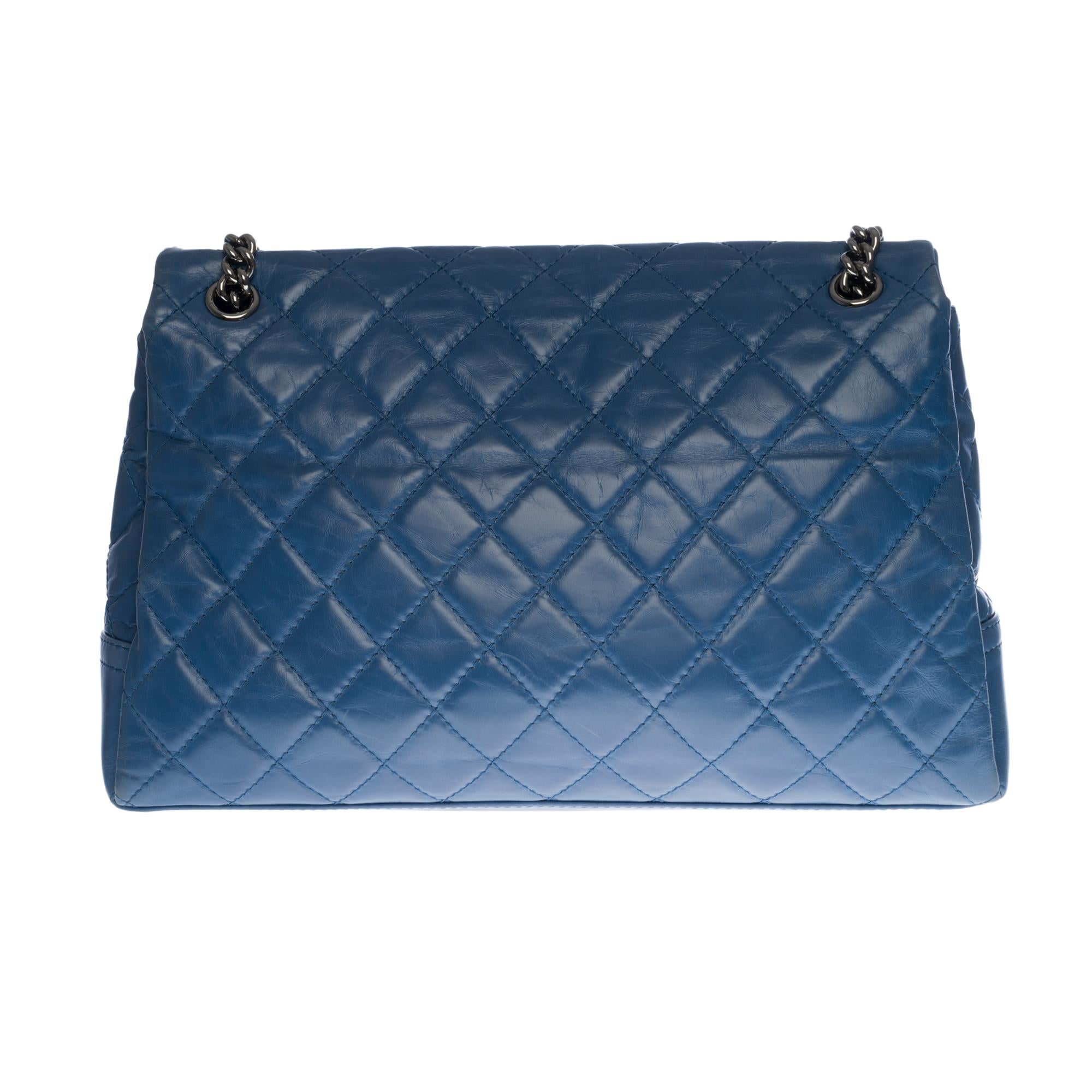 Rare Chanel Classic Maxi Flap bag in blue quilted lambskin leather, silver metal hardware, silver metal chain
Flap closure, silver CC logo clasp
2-compartment canvas lining, 1 zipped pocket
Signature: 