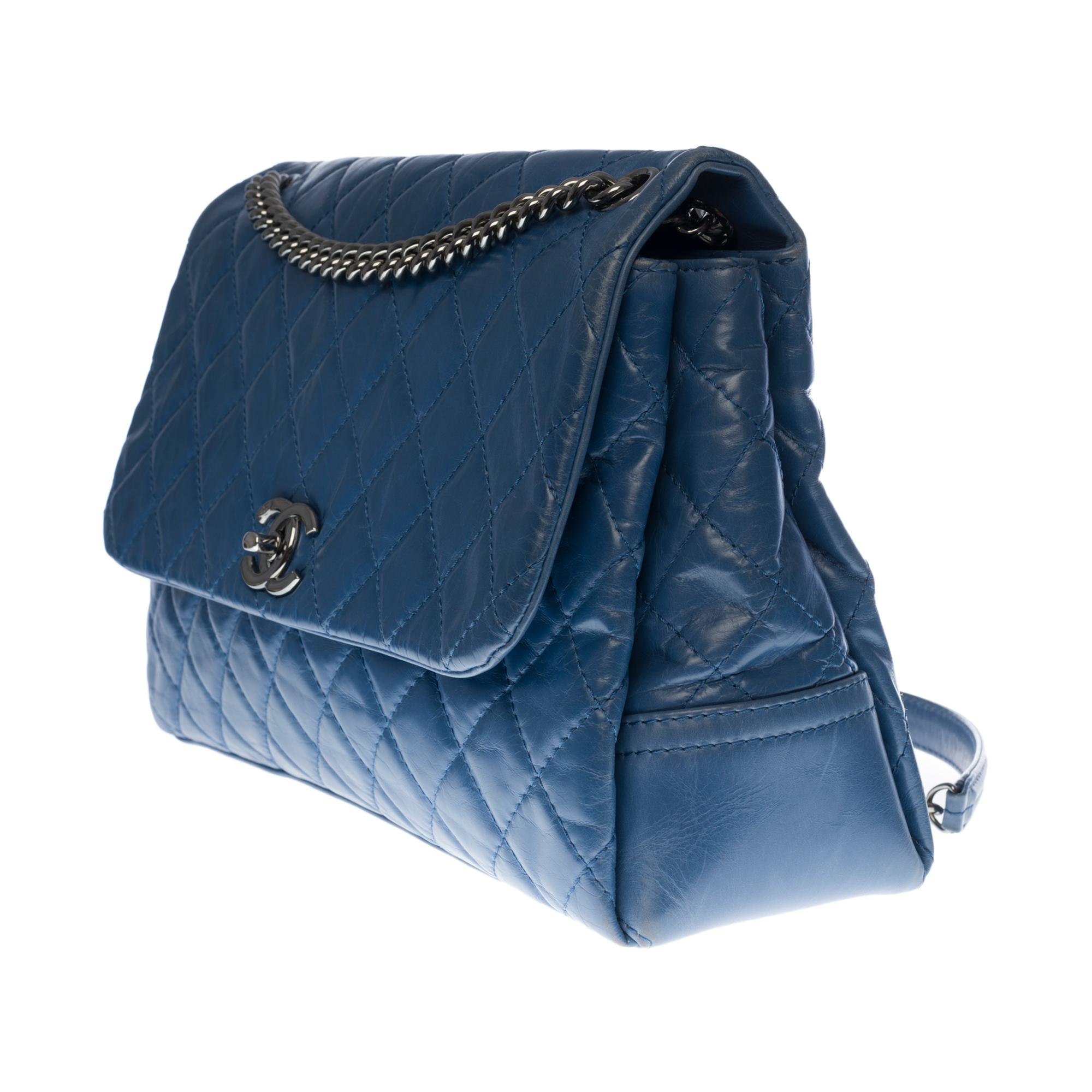 Chanel Classic Maxi Flap shoulder bag in blue quilted lambskin, SHW In Good Condition For Sale In Paris, IDF