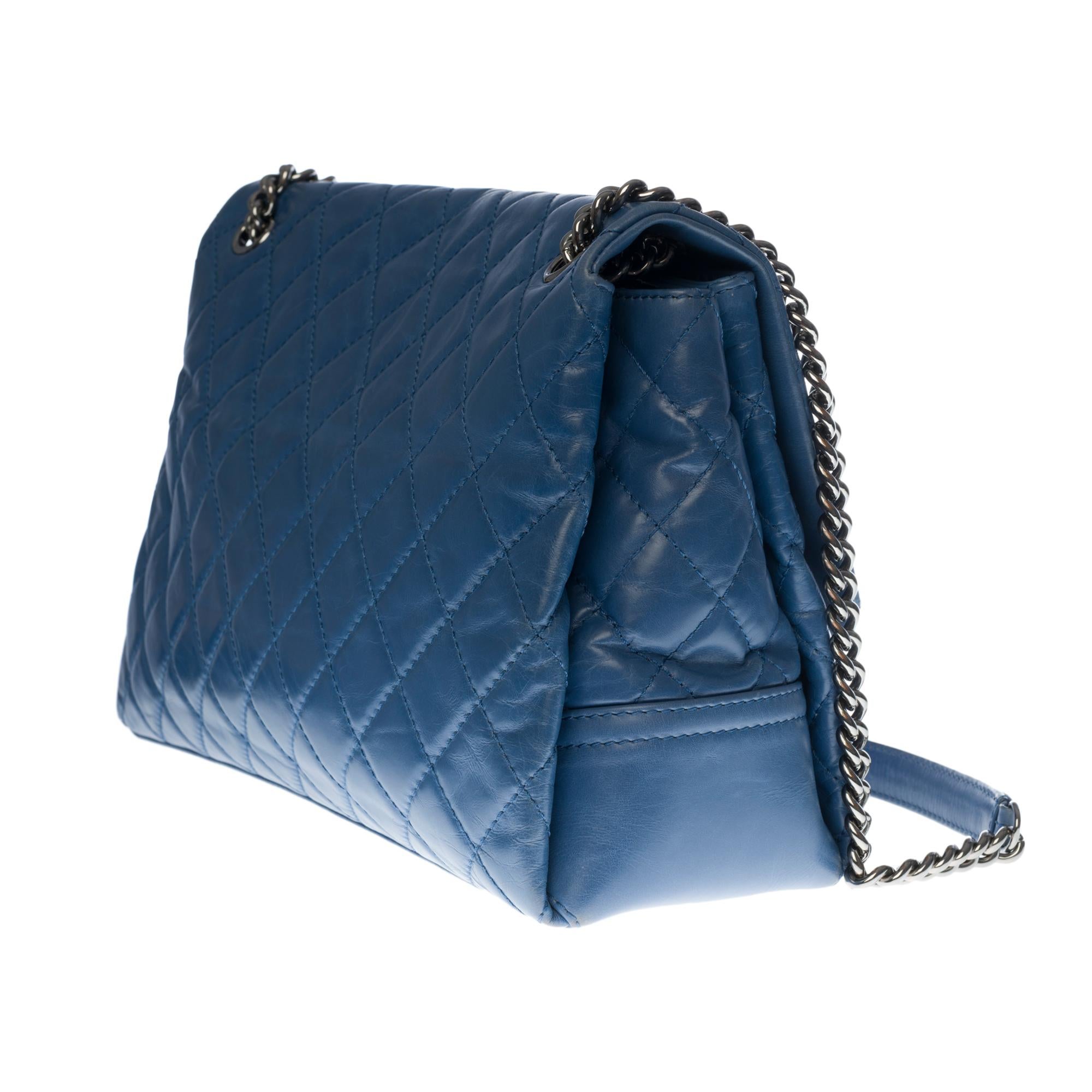 Chanel Classic Maxi Flap shoulder bag in blue quilted lambskin, SHW In Good Condition For Sale In Paris, IDF