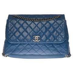 Chanel Classic Maxi Flap Umhängetasche aus blauem, gestepptem Lammleder, SHW