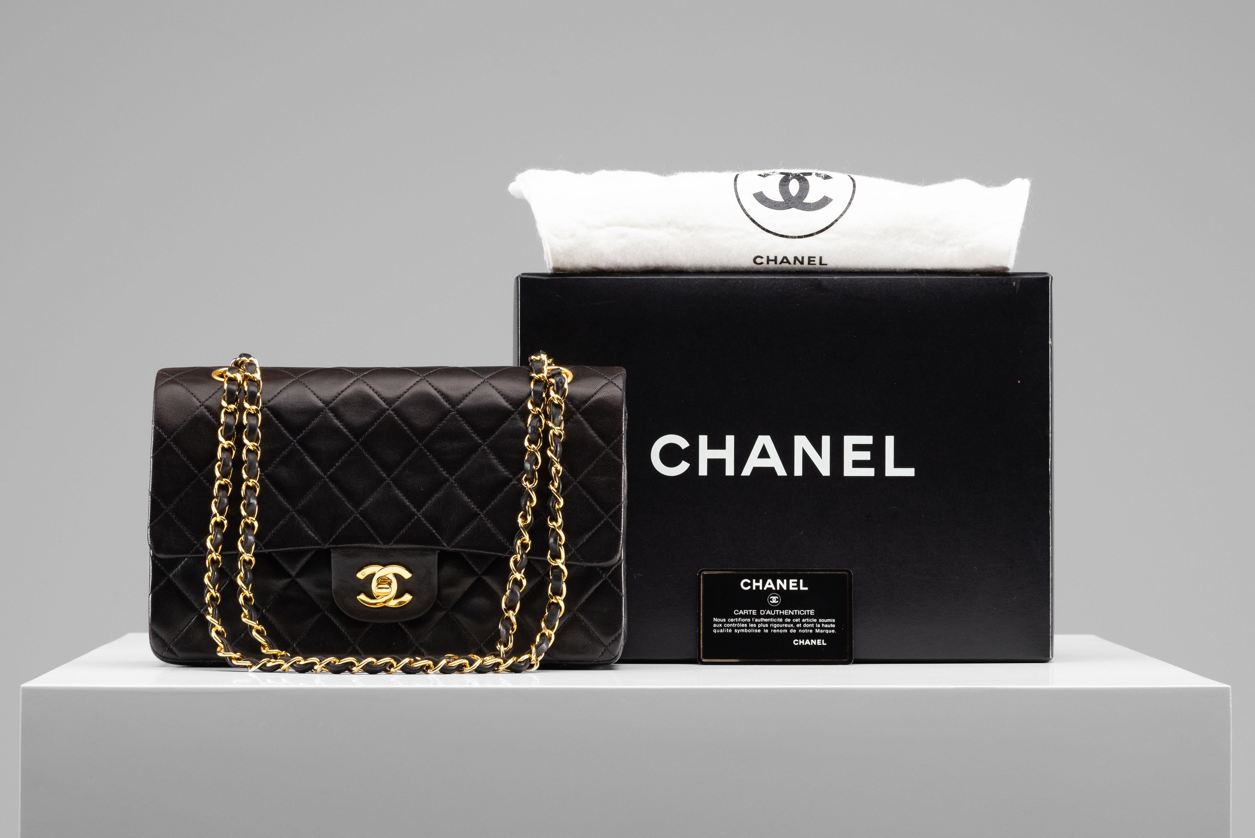From the collection of SAVINETI we offer this Chanel Classic Flap Medium:

- Brand: Chanel
- Model: Classic Flap Medium
- Color: Black
- Year: 1991-1994
- Condition: Very Good Condition
- Materials: Lambskin leather, 24k gold-plated hardware
-