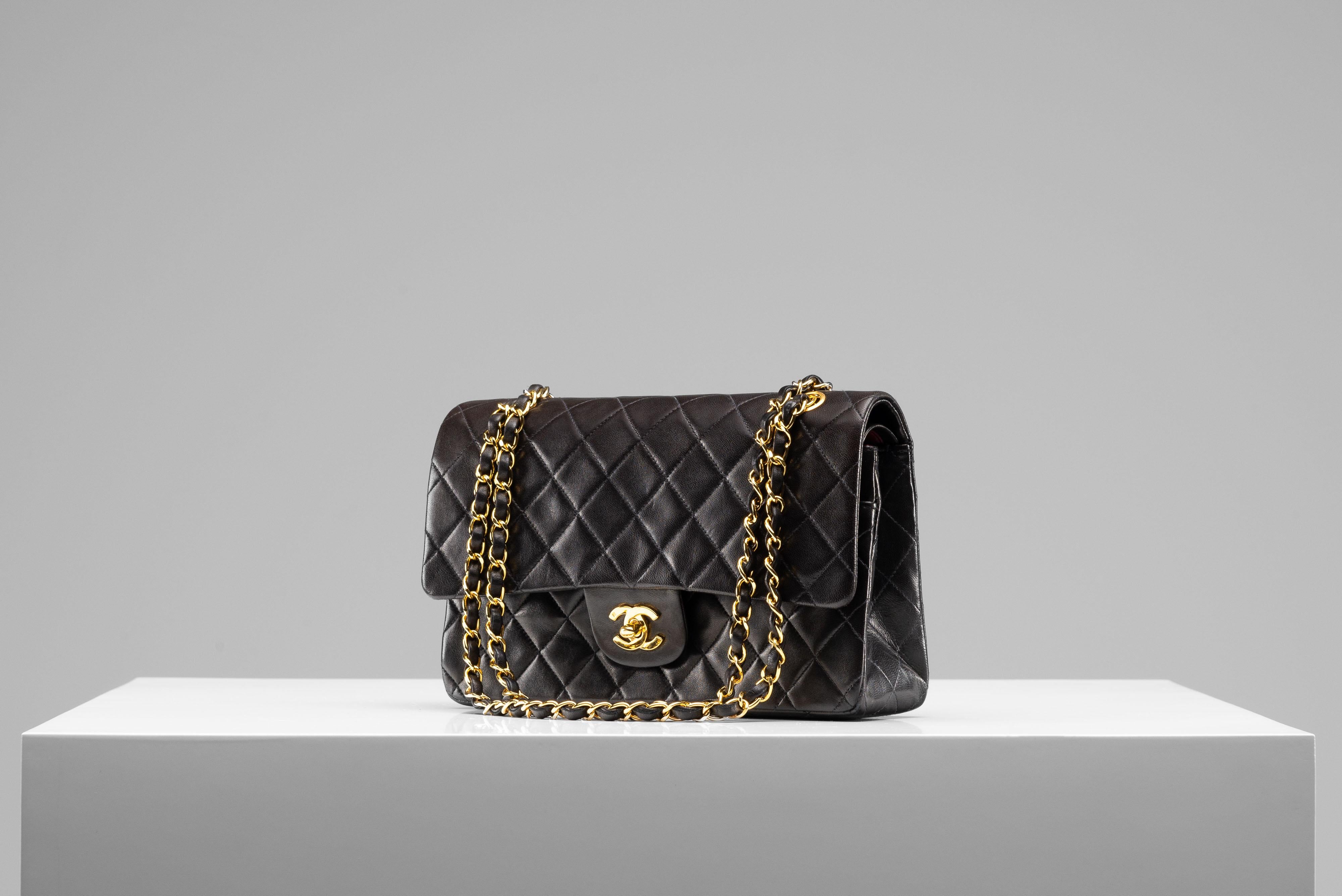 Chanel Classic Medium Black 24k Gold-Plated HW In Good Condition In Roosendaal, NL