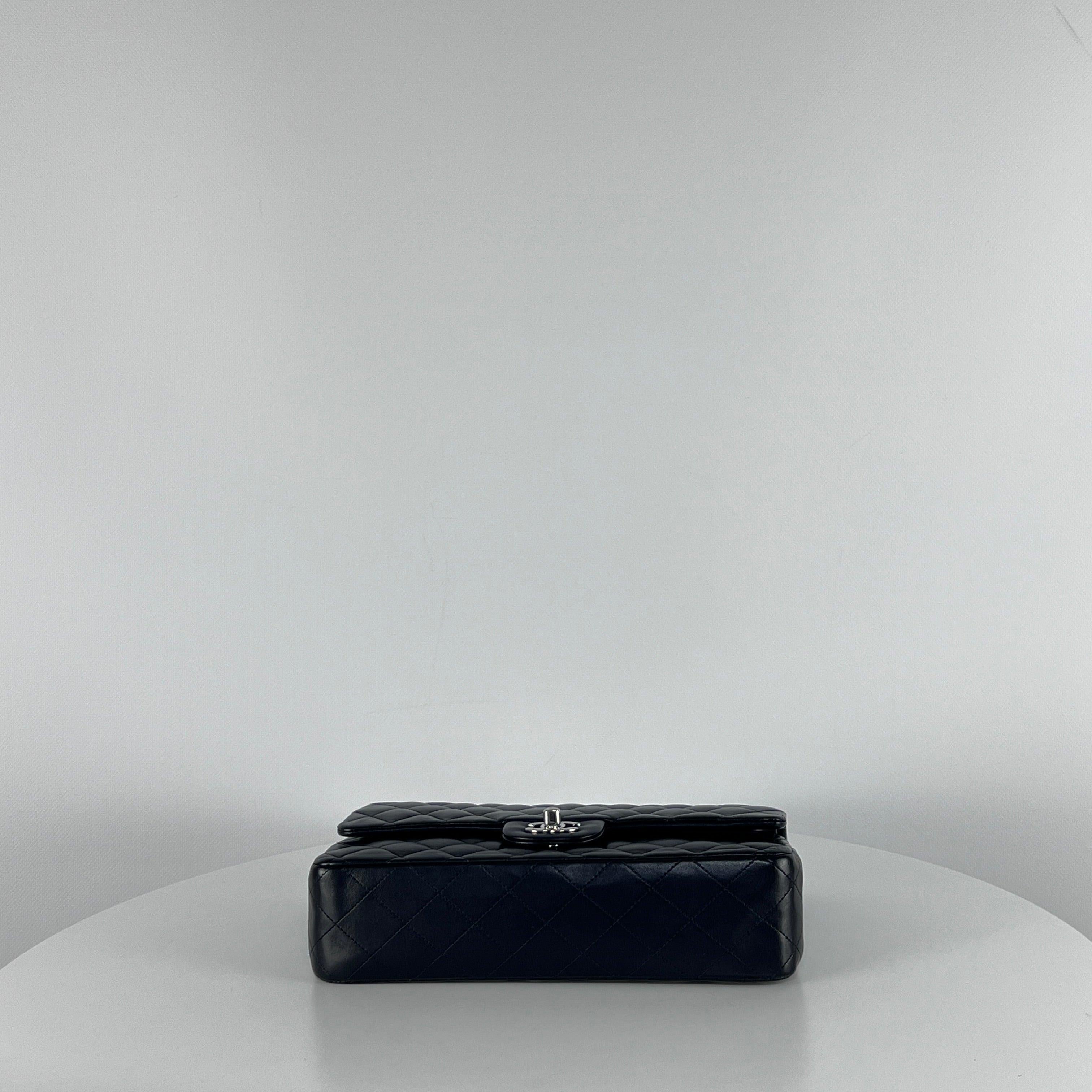 Chanel Classic Medium Double Flap Borsa in pelle di agnello nera A. Silver in vendita 6