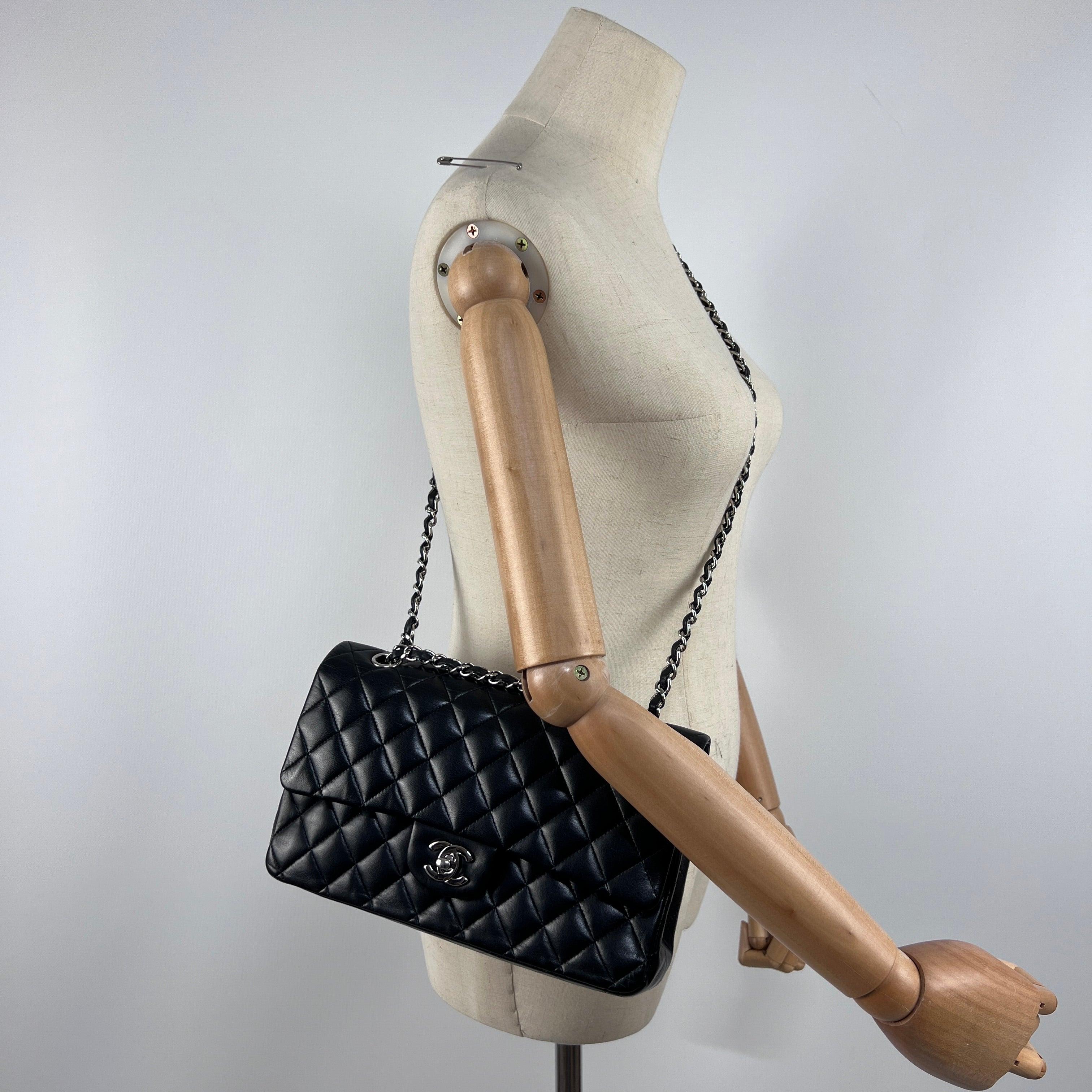 Nero Chanel Classic Medium Double Flap Borsa in pelle di agnello nera A. Silver in vendita