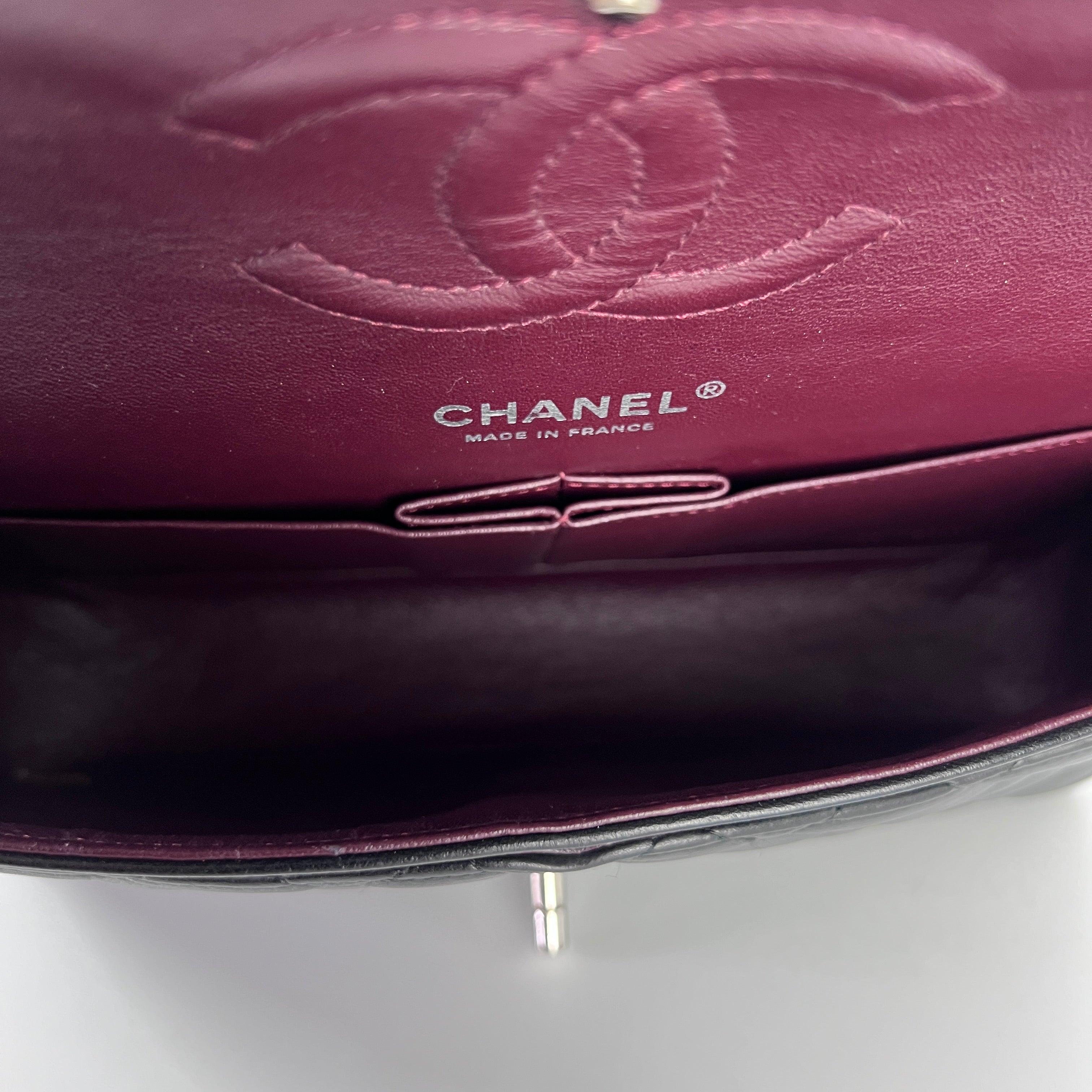 Chanel Classic Medium Double Flap Borsa in pelle di agnello nera A. Silver in vendita 2