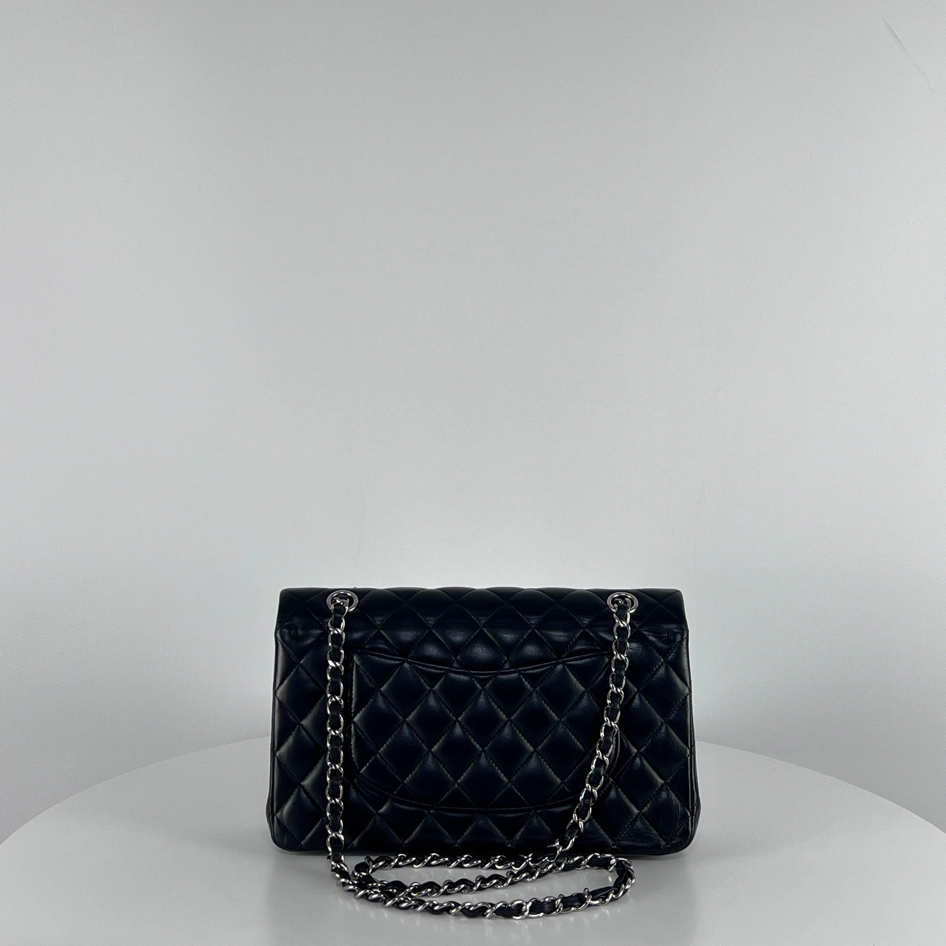 Chanel Classic Medium Double Flap Borsa in pelle di agnello nera A. Silver in vendita 3