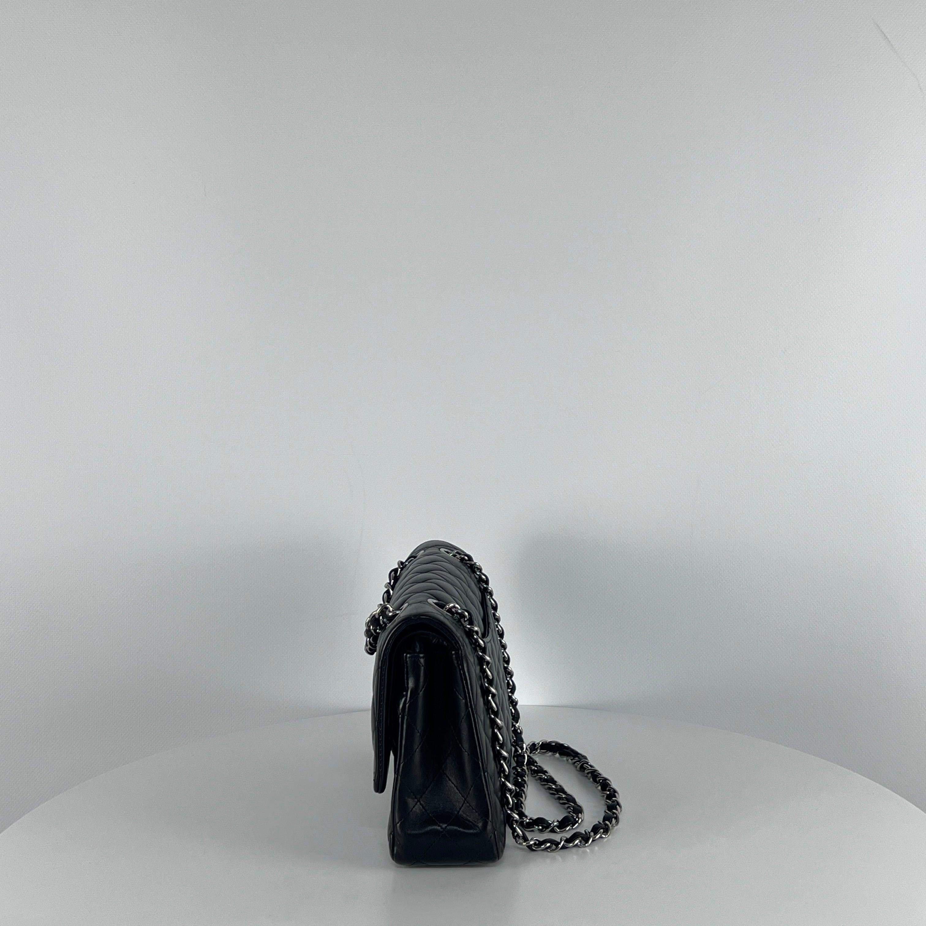 Chanel Classic Medium Double Flap Borsa in pelle di agnello nera A. Silver in vendita 4