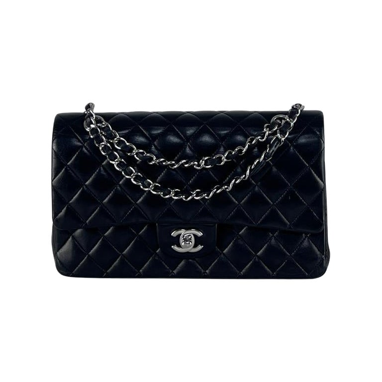 Magnifica borsa Chanel modello Timeless Classique Medium Double Flap, realizzata in pelle d'agnello e sublimata da una bijouterie argentata. Prodotto alla fine degli anni '80 sotto la guida di Karl Lagerfeld, questo modello segna la transizione