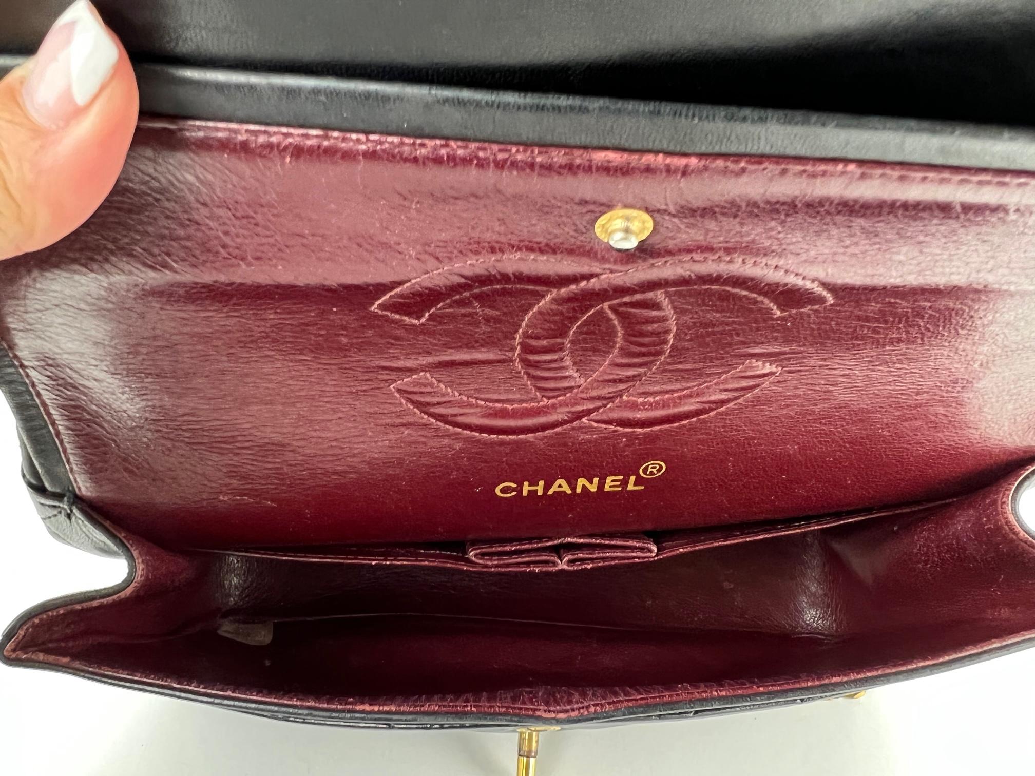 Pre-Owned  100% Authentic
CHANEL Classic Medium Double Flap
Quilted Smooth Black Leather
RATING: B...Very Good, well maintained,
shows minor signs of wear
MATERIAL: smooth caviar diamond-
quilted Leather
HANDLE:  leather threaded through gold
chain