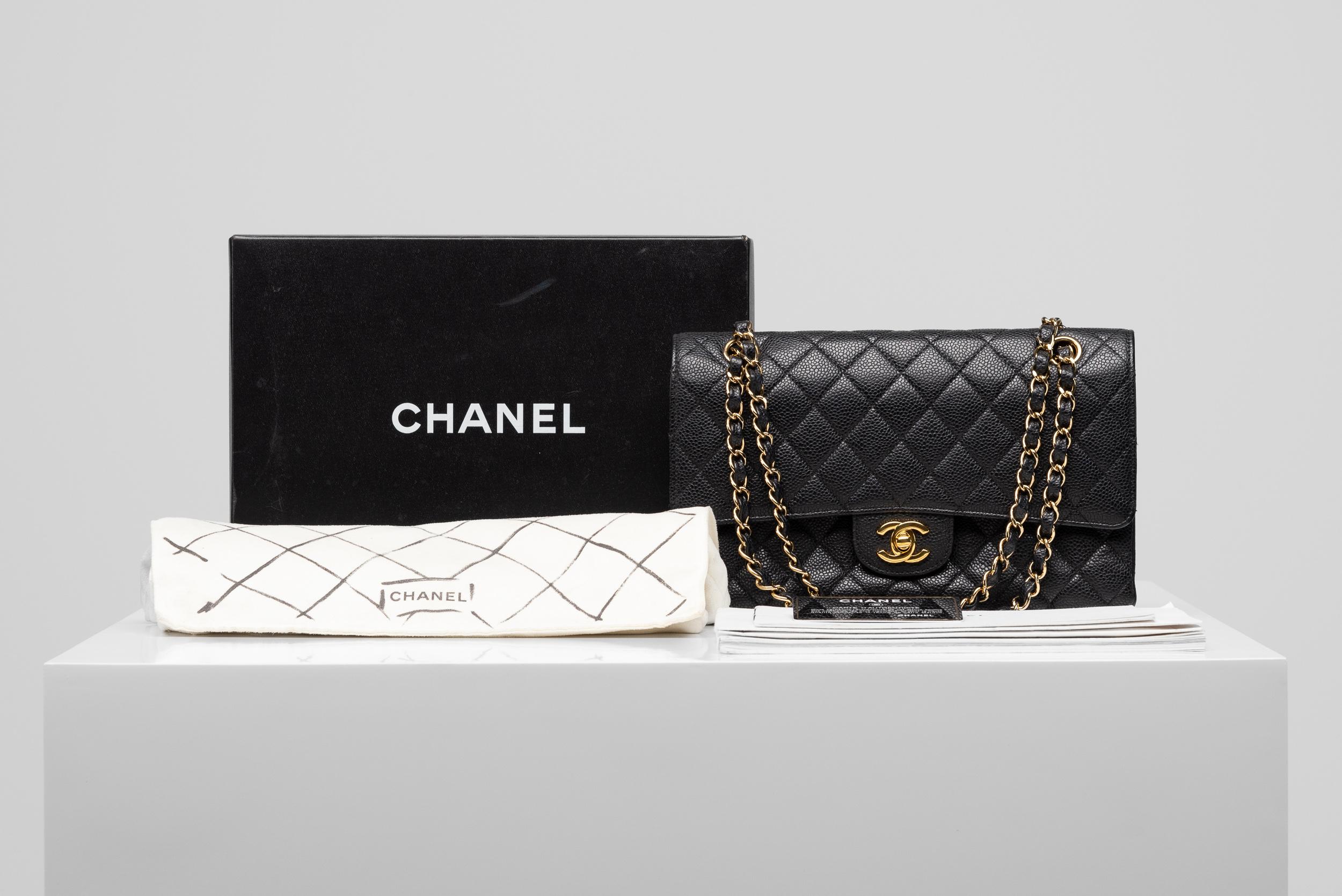 From the collection of SAVINETI we offer this Chanel Classic Flap Medium:
- Brand: Chanel
- Model: Classic Flap Medium Caviar
- Year: 2014
- Code: 19852899
- Condition: Good (original condition)
- Materials: caviar leather, gold hardware
- Extras: