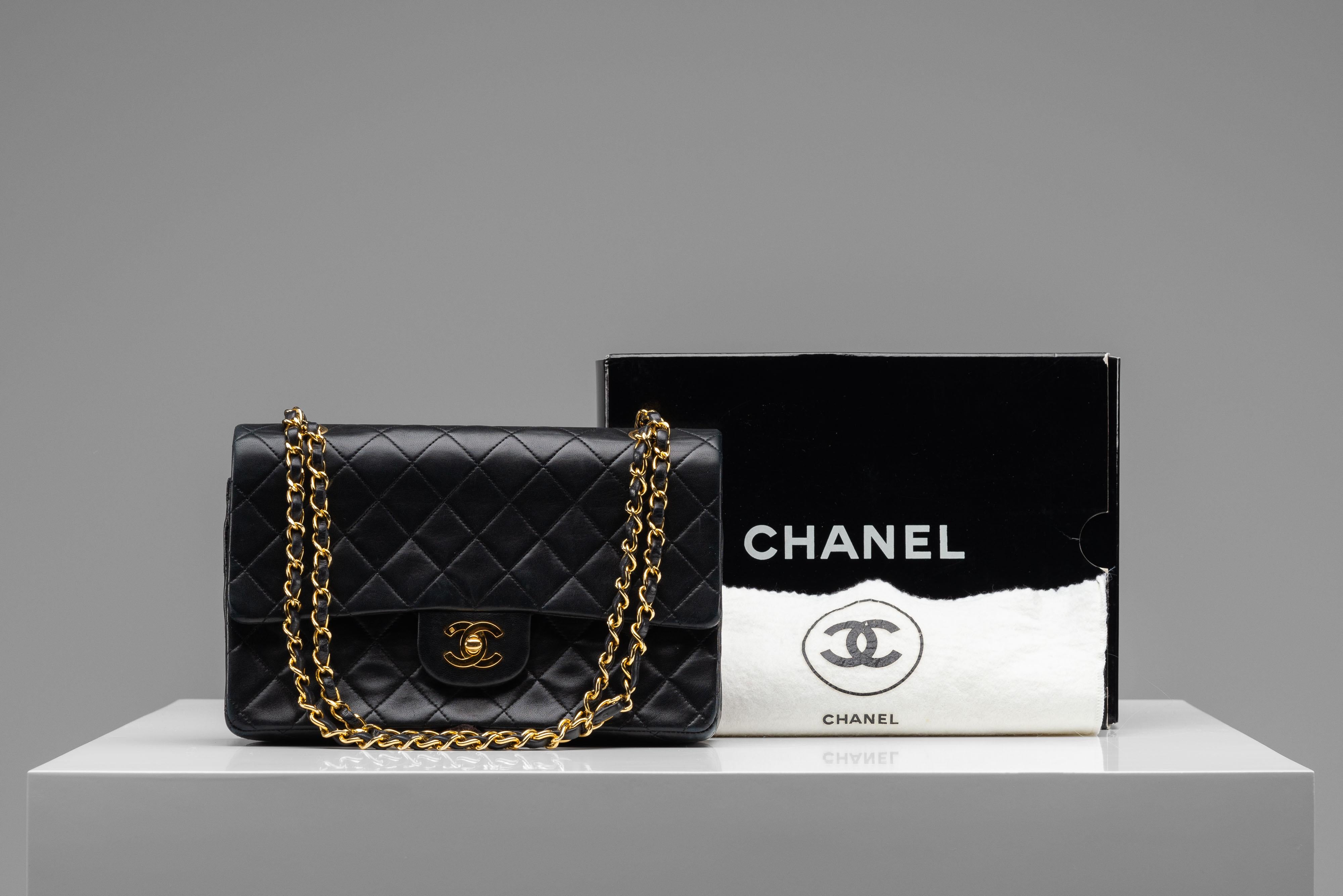 From the collection of SAVINETI we offer this Chanel Classic Flap Medium:

- Brand: Chanel
- Model: Classic Flap Medium
- Color: Black
- Year: 1989-1991
- Condition: Very Good Condition
- Materials: Lambskin leather, 24k gold-plated hardware
-