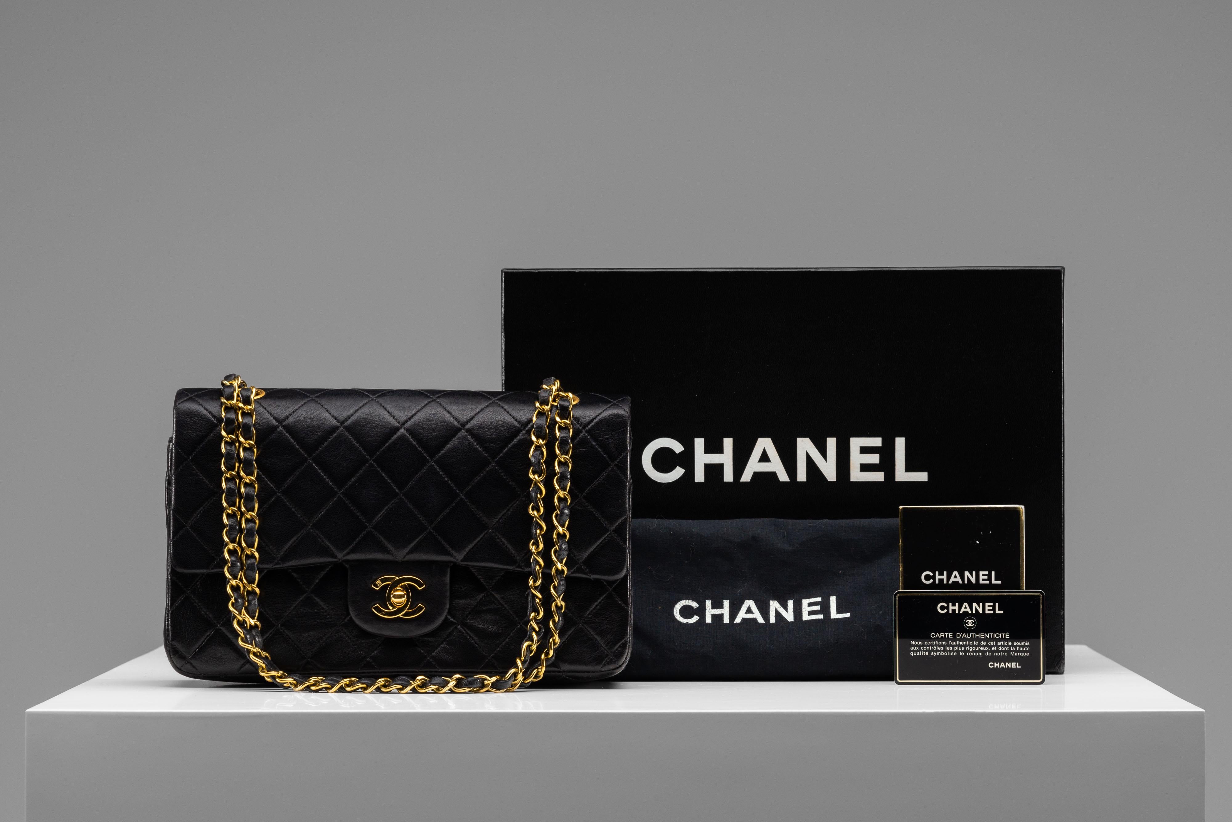 From the collection of SAVINETI we offer this Chanel Classic Flap Medium:

- Brand: Chanel
- Model: Classic Flap Medium
- Color: Black
- Year: 1994-1996
- Condition: Very Good Condition
- Materials: Lambskin leather, 24k gold-plated hardware
-