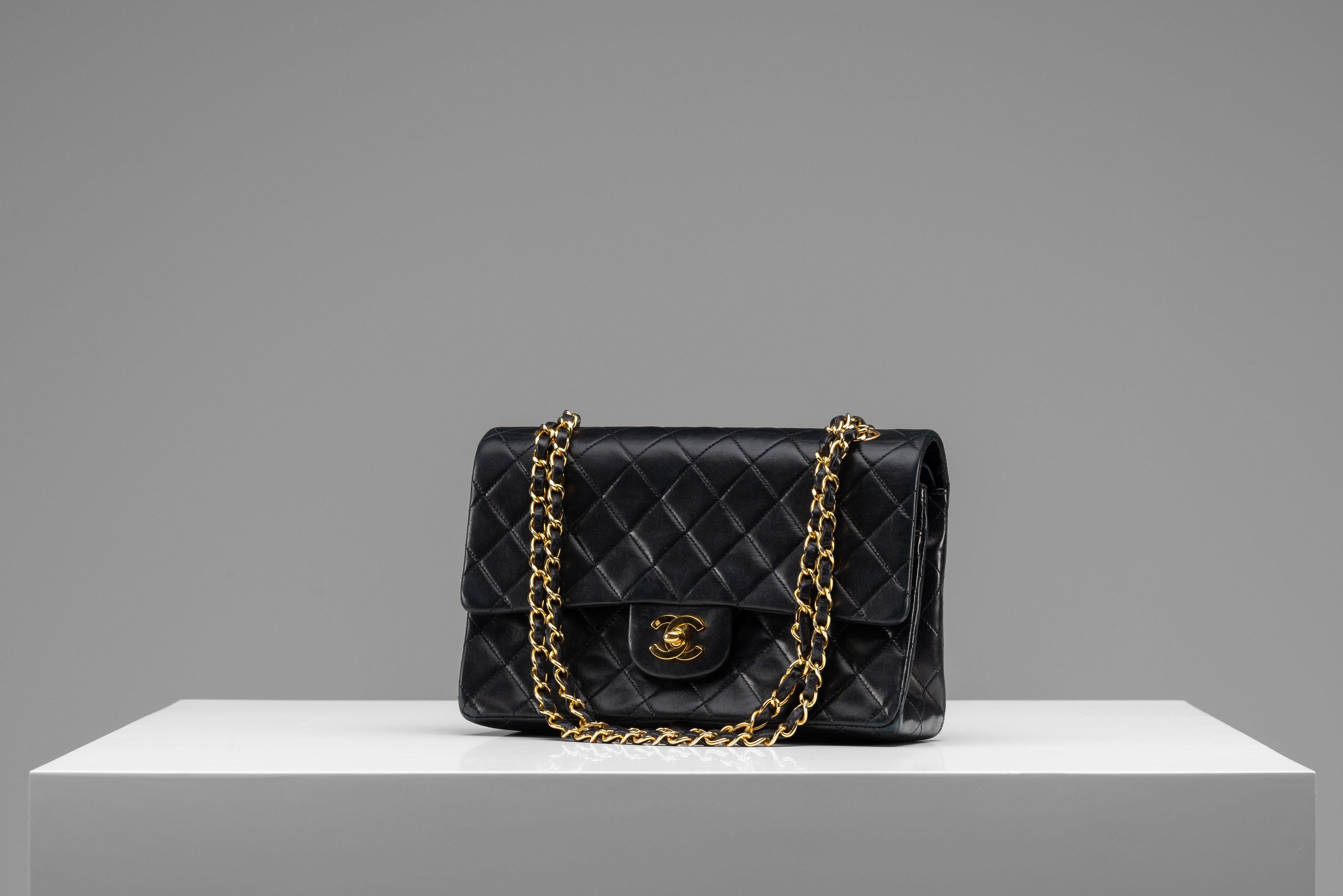Chanel Classic Medium Lambskin Black 24k gold-plated hardware In Good Condition In Roosendaal, NL