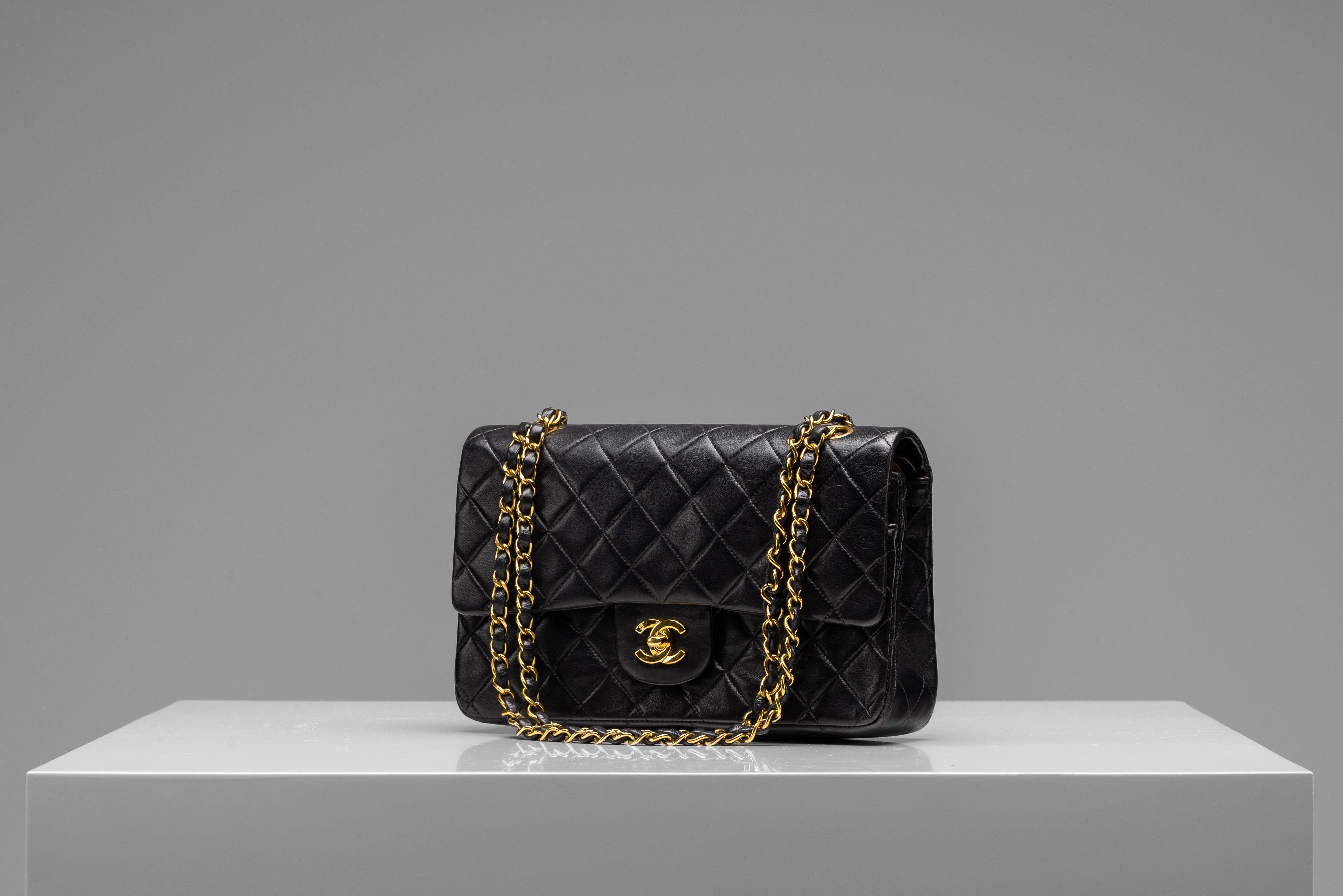 Chanel Classic Medium Lambskin Black 24k gold-plated hardware In Good Condition In Roosendaal, NL
