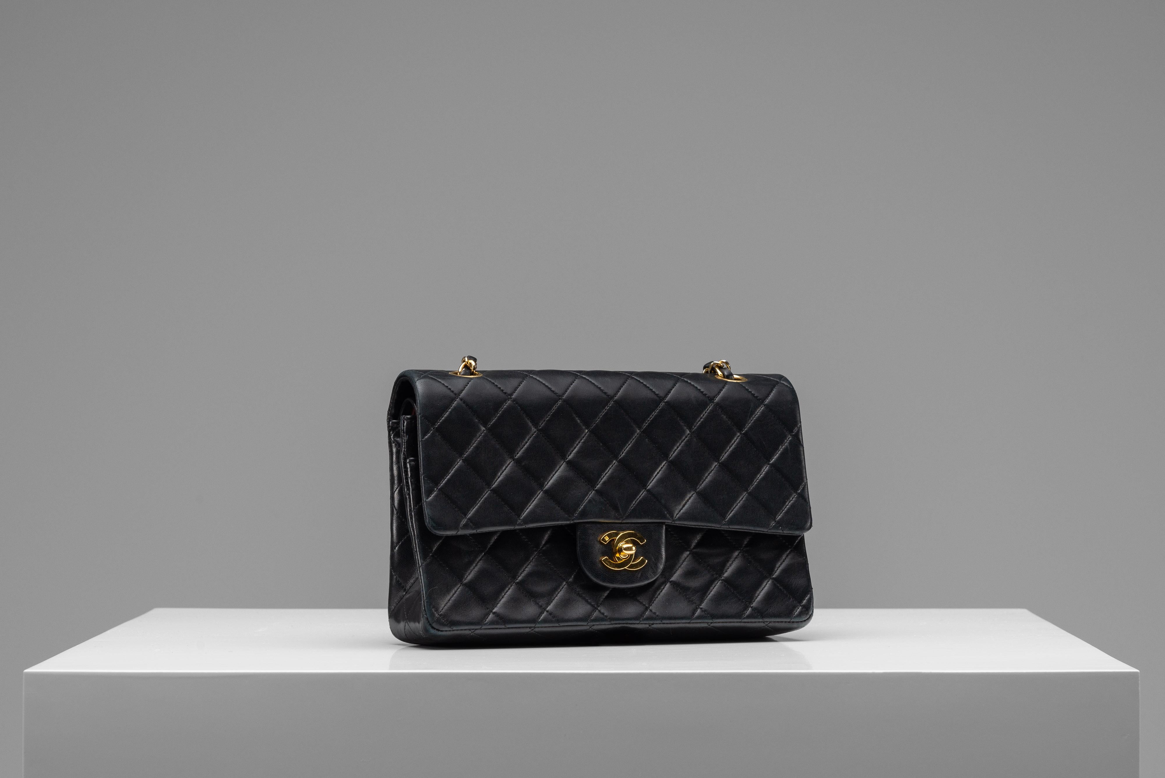 Women's or Men's Chanel Classic Medium Lambskin Black 24k gold-plated hardware