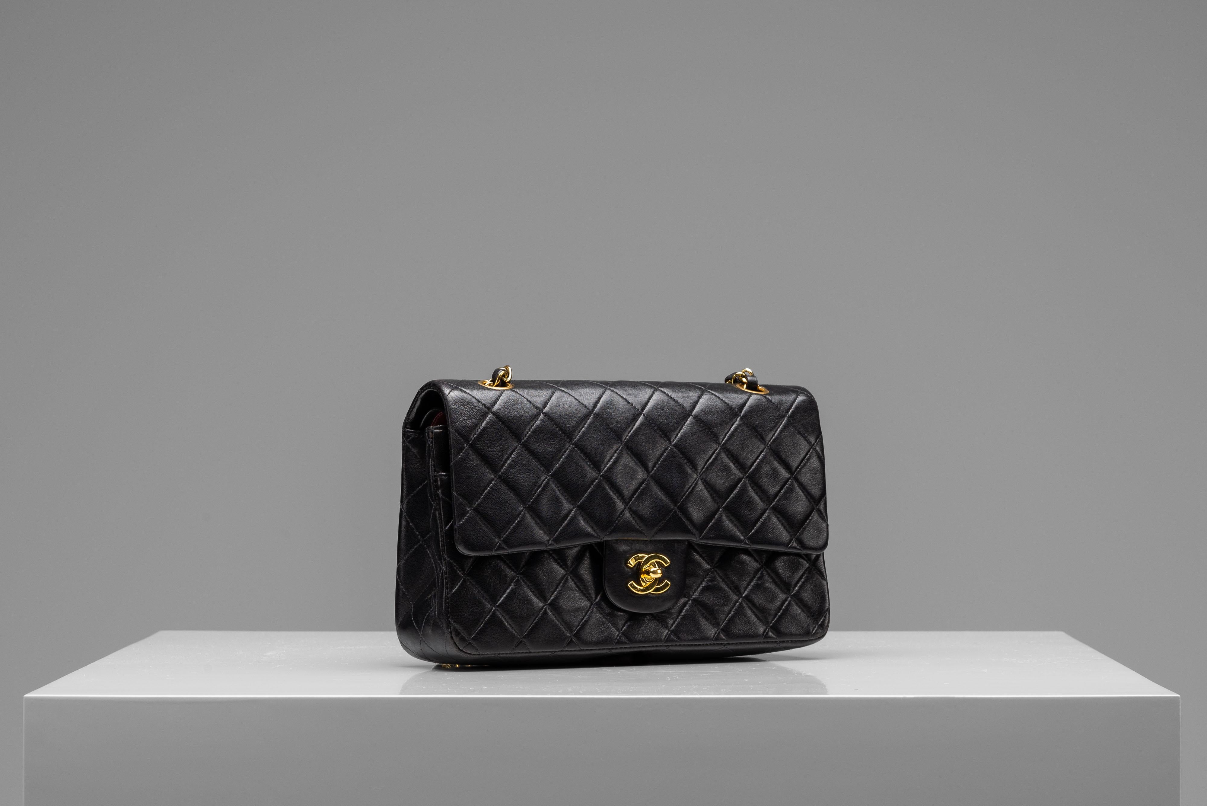 Women's or Men's Chanel Classic Medium Lambskin Black 24k gold-plated hardware