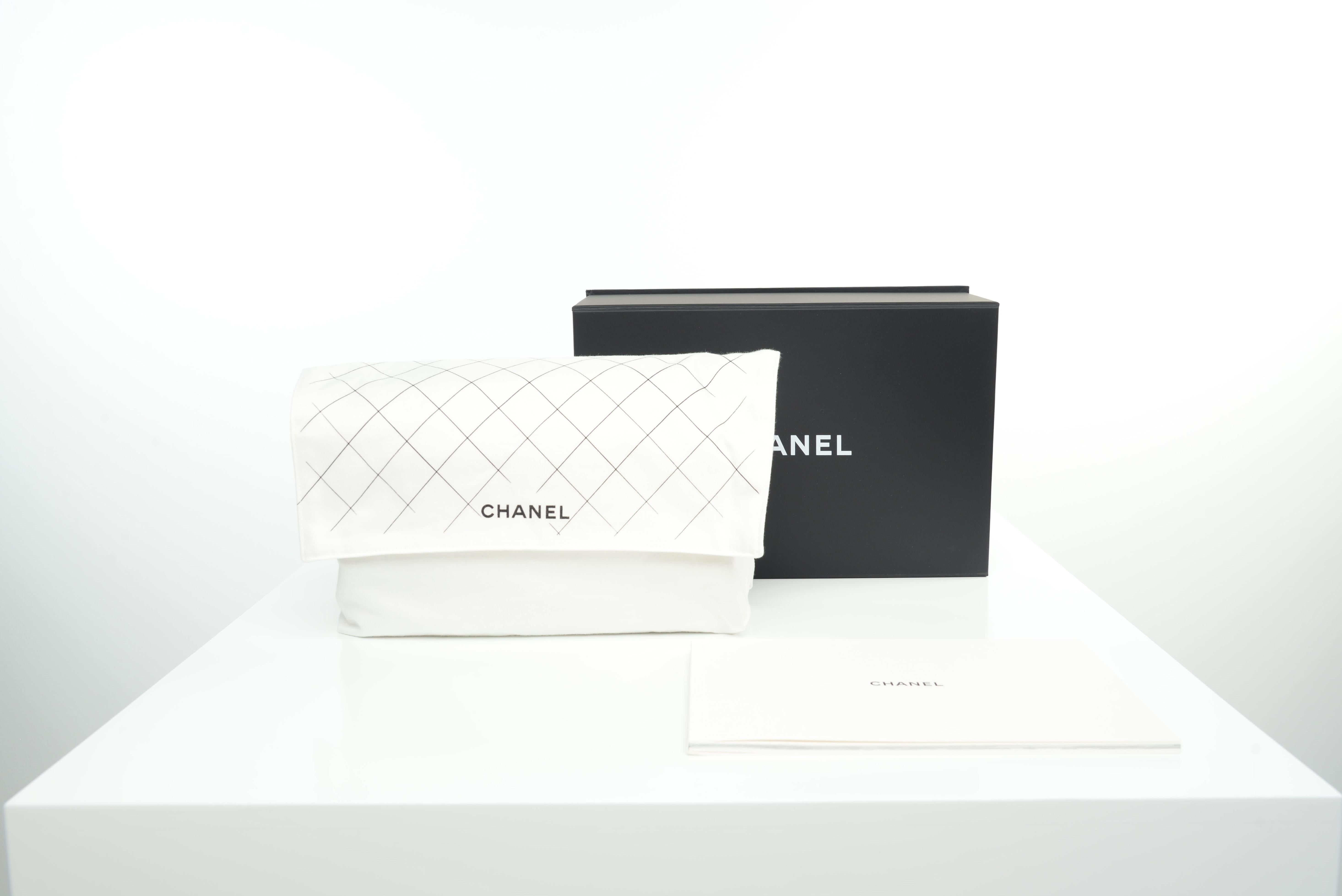 From the collection of SAVINETI we offer this Chanel Classic Tweed Sequins Flap:
-	Brand: Chanel
-	Model: Classic Flap Medium
-	Year: 2023
-	Condition: NEW (unused)
-	Materials: Lambskin Leather, champagne-color hardware, tweed & sequins
-      
