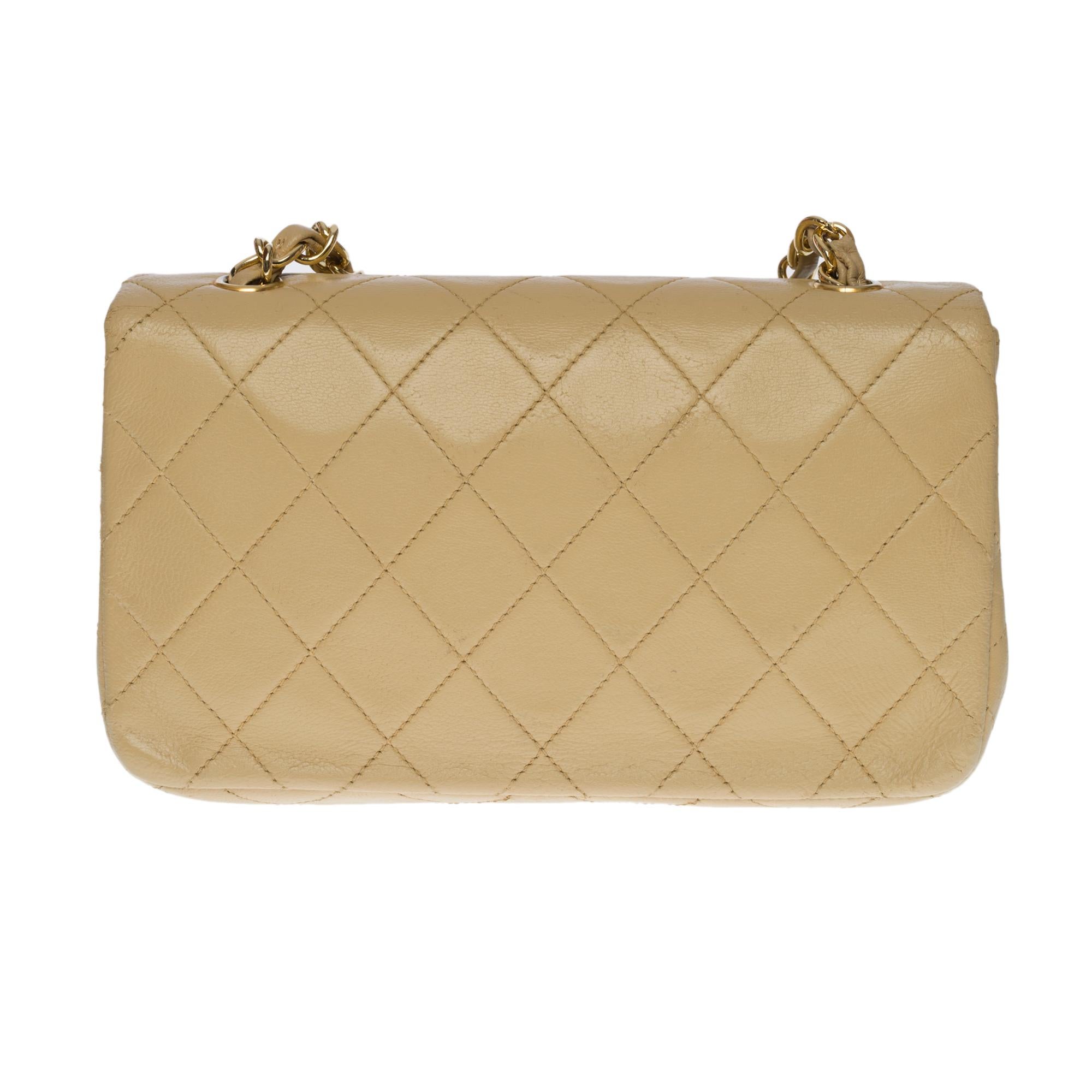 Wonderful Chanel Mini Full flap handbag in beige quilted lambskin leather, gold-plated hardware, a gold-plated metal chain handle interlaced with beige leather allowing a shoulder and shoulder strap
Flap closure, gold CC logo clasp
Beige leather