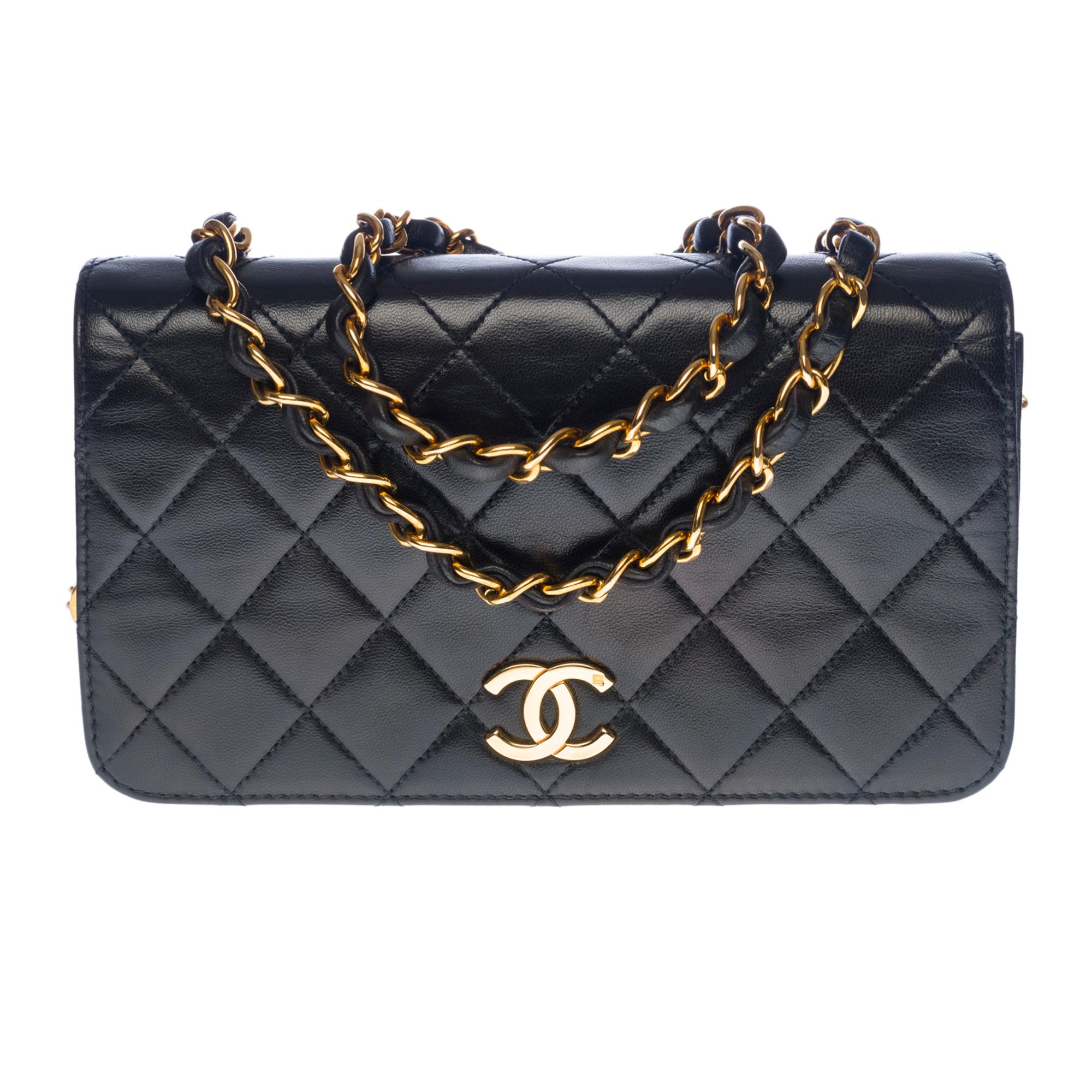Charming Chanel Full Flap Mini handbag in black quilted lambskin leather, gold-tone hardware, a gold-tone metal chain handle interlaced with black leather for shoulder and shoulder strap support
Flap closure, gold-plated CC stud clasp
Bordeaux