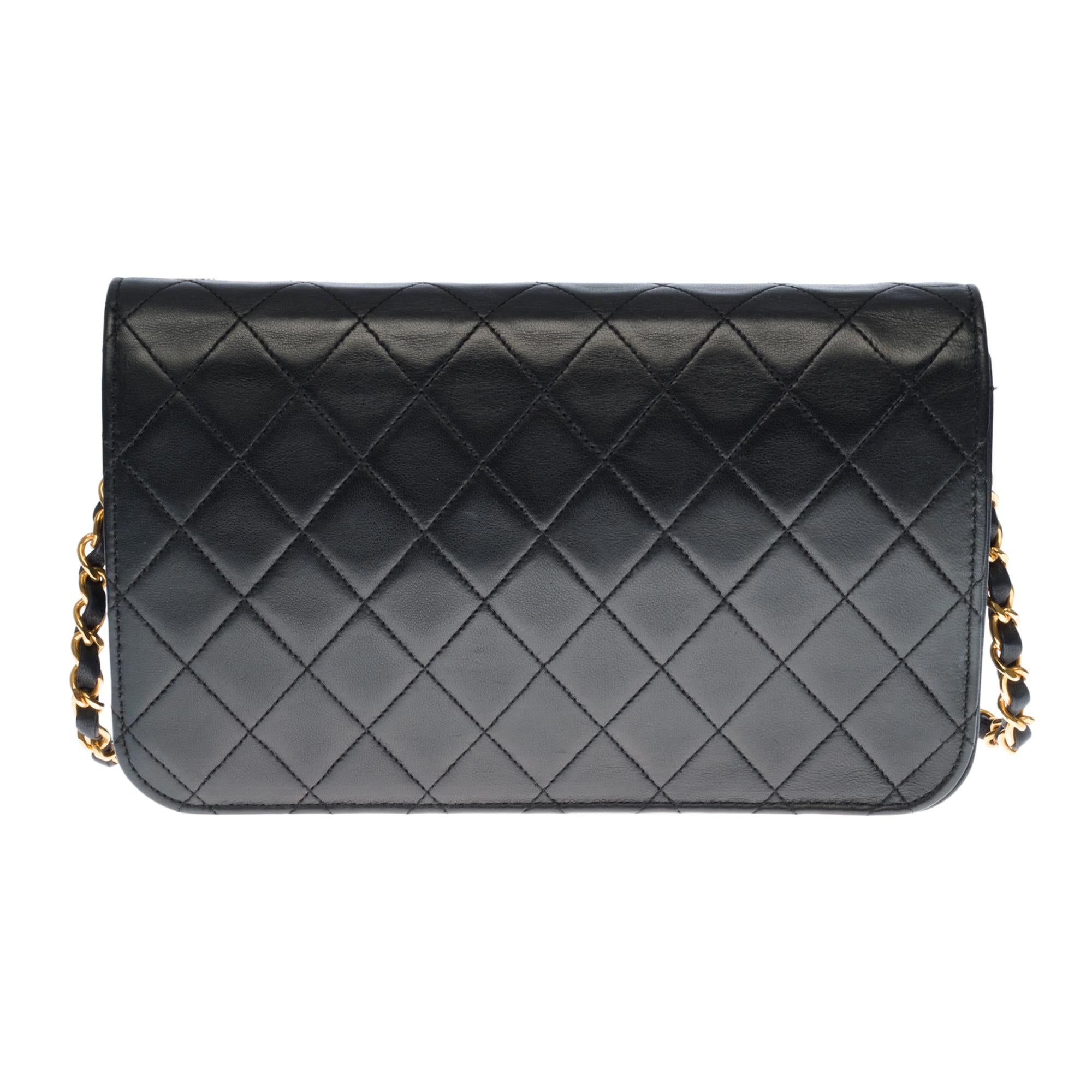 Charmante Chanel Classic Tasche mit vollem Überschlag aus schwarzem, gestepptem Lammleder, vergoldete Metallbeschläge, vergoldete Metallkette, verflochten mit schwarzem Leder
Klappenverschluss, goldfarbener CC-Verschluss
Burgunderfarbenes