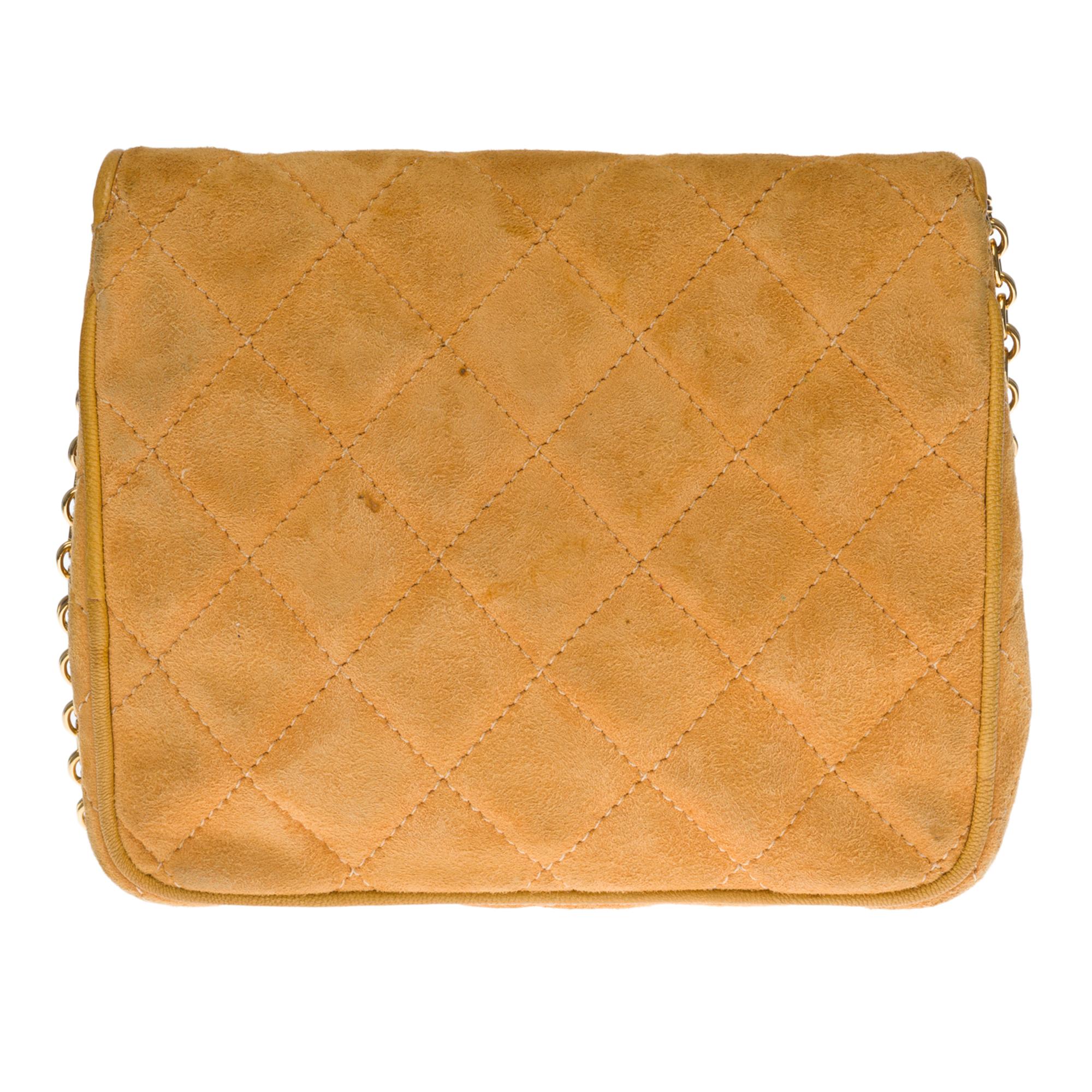 Lovely Chanel Classique Mini Shoulder Bag in beige quilted suede, gold-tone metal hardware, gold-tone metal chain handle for shoulder support
Flap closure, snap closure
Lining in beige leather, one zipped pocket
Signature: 