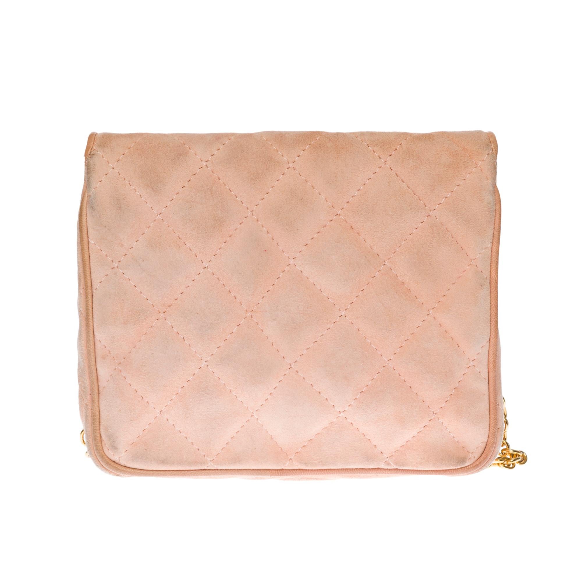 Lovely Chanel Classic Flap shoulder bag in pink quilted suede, gilded metal hardware, a chain handle in gilded metal allowing a shoulder support

Flap closure, snap closure
Beige leather lining, one zippered pocket
Signature: 