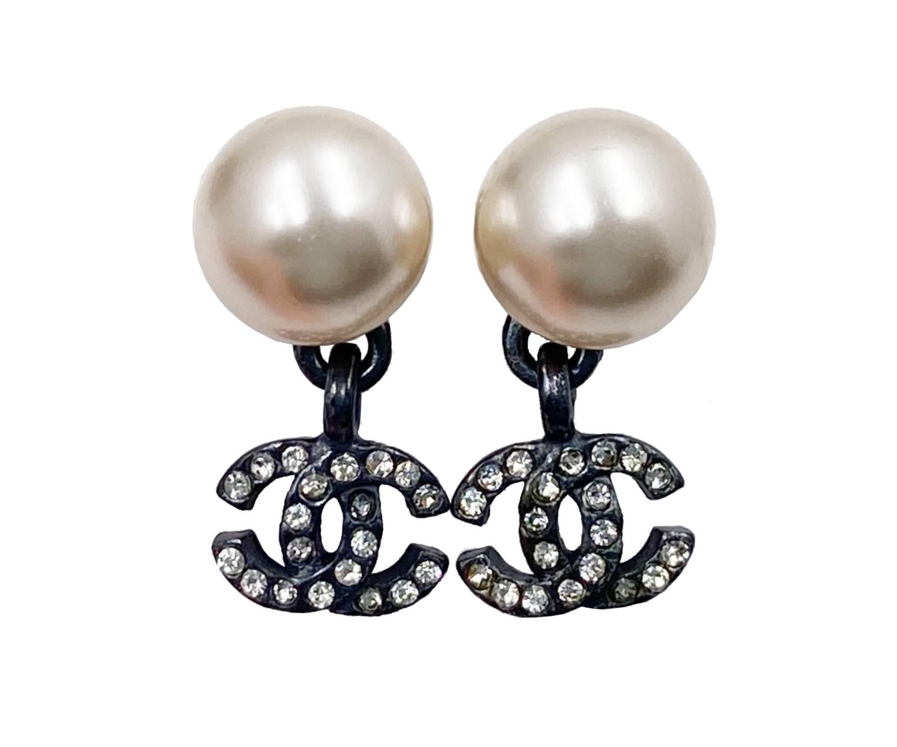 Chanel Classic Pearl Gunmetal CC Crystal Dangle Piercing Earrings

*Marked 04 ( Missing one stamp)
*Made in France
*Comes with the original box

-It is approximately 0.75