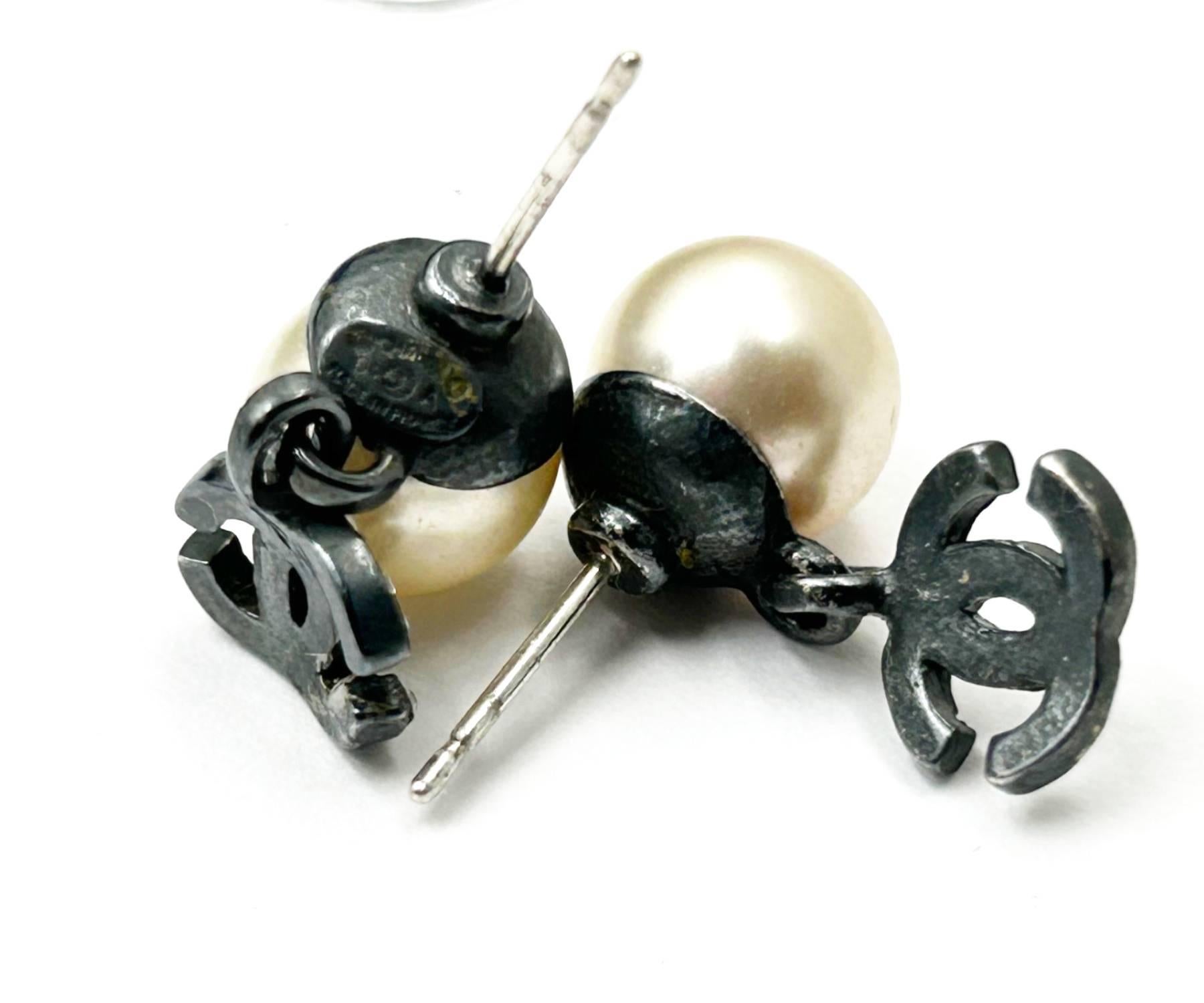 Chanel Classic Pearl Gunmetal CC Crystal Dangle Piercing Earrings In Good Condition In Pasadena, CA