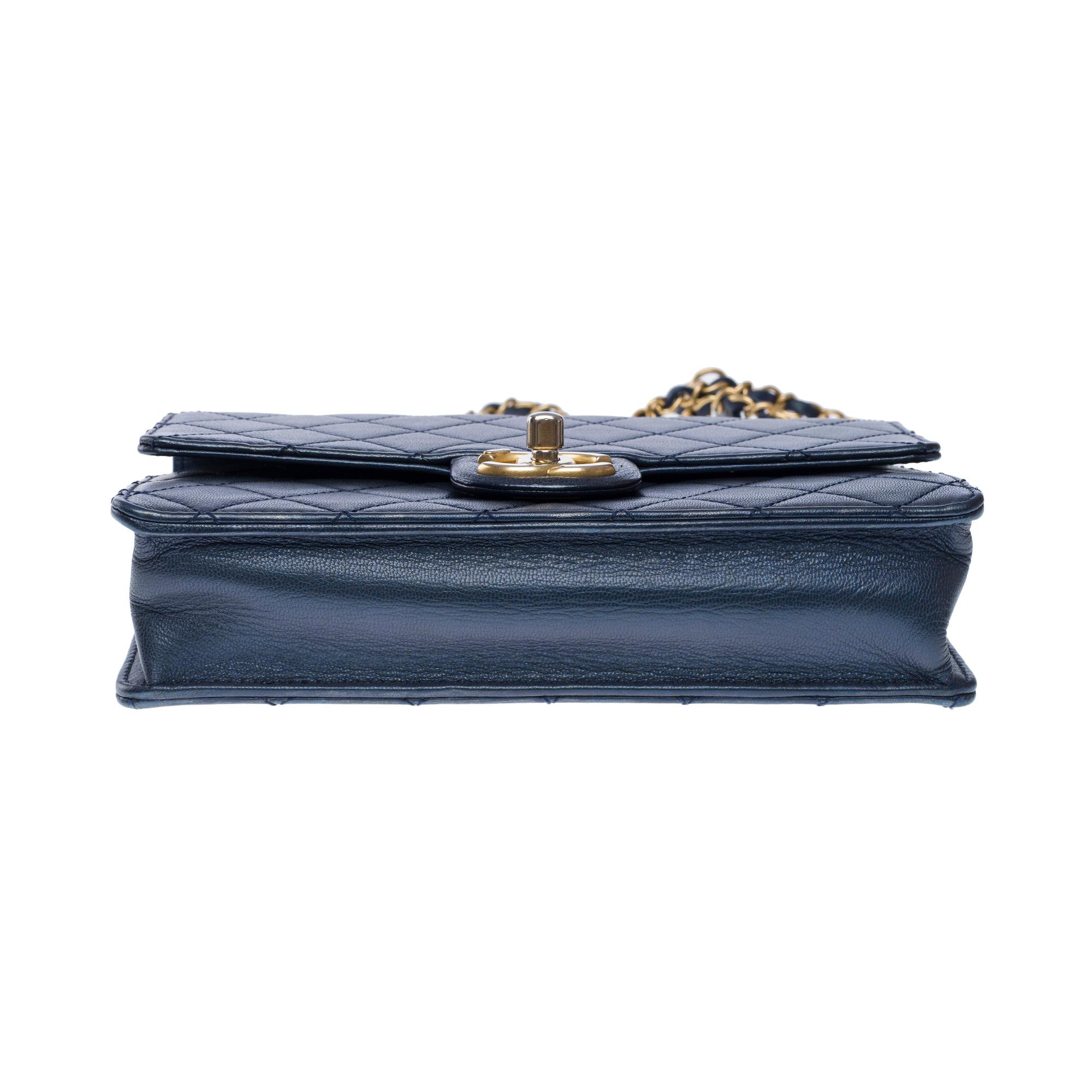 Sac à rabat Classic Pearls de Chanel en cuir d'agneau bleu marine, AGHW en vente 5