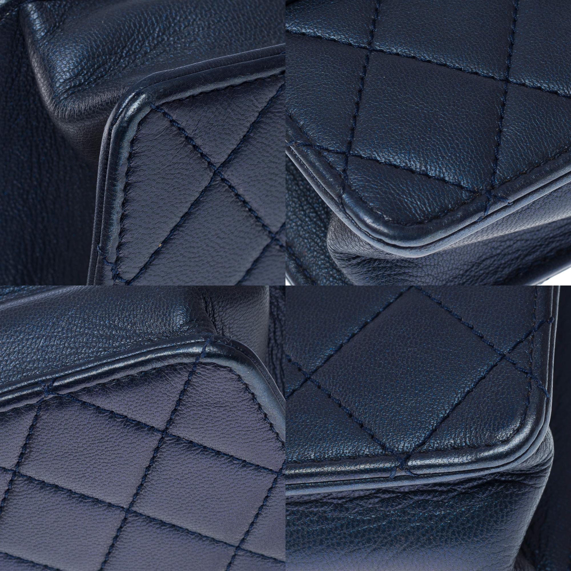 Sac à rabat Classic Pearls de Chanel en cuir d'agneau bleu marine, AGHW en vente 6