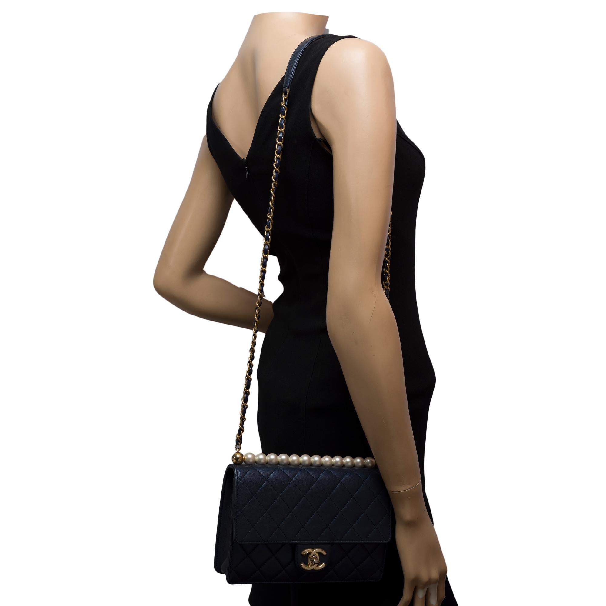 Sac à rabat Classic Pearls de Chanel en cuir d'agneau bleu marine, AGHW en vente 7