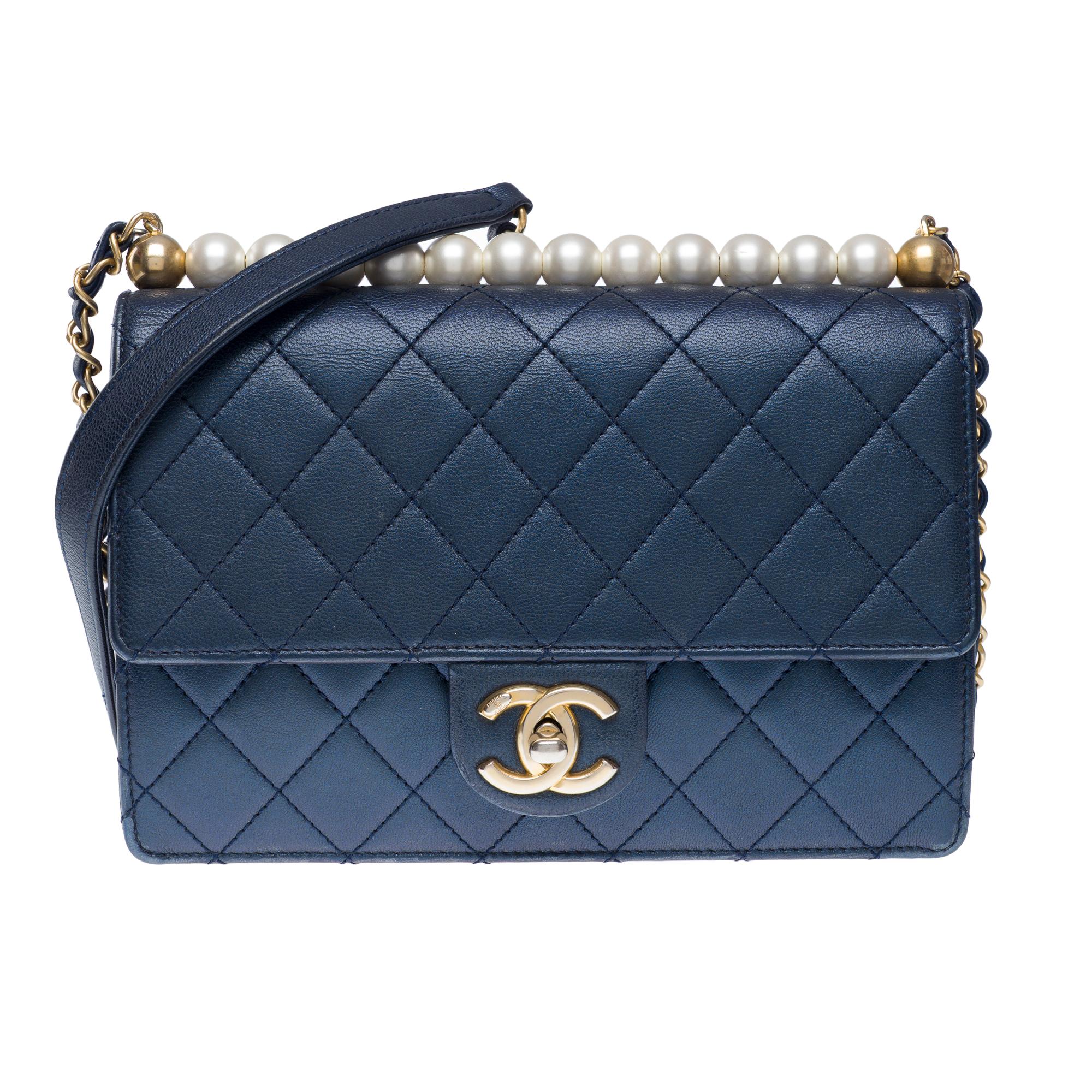 Magnifique sac à rabat Chanel Classic Limited Edition Pearls en cuir d'agneau bleu marine, garniture en métal doré vieilli, métal doré vieilli entrelacé et bandoulière en cuir bleu marine permettant de le porter à la main, à l'épaule ou en