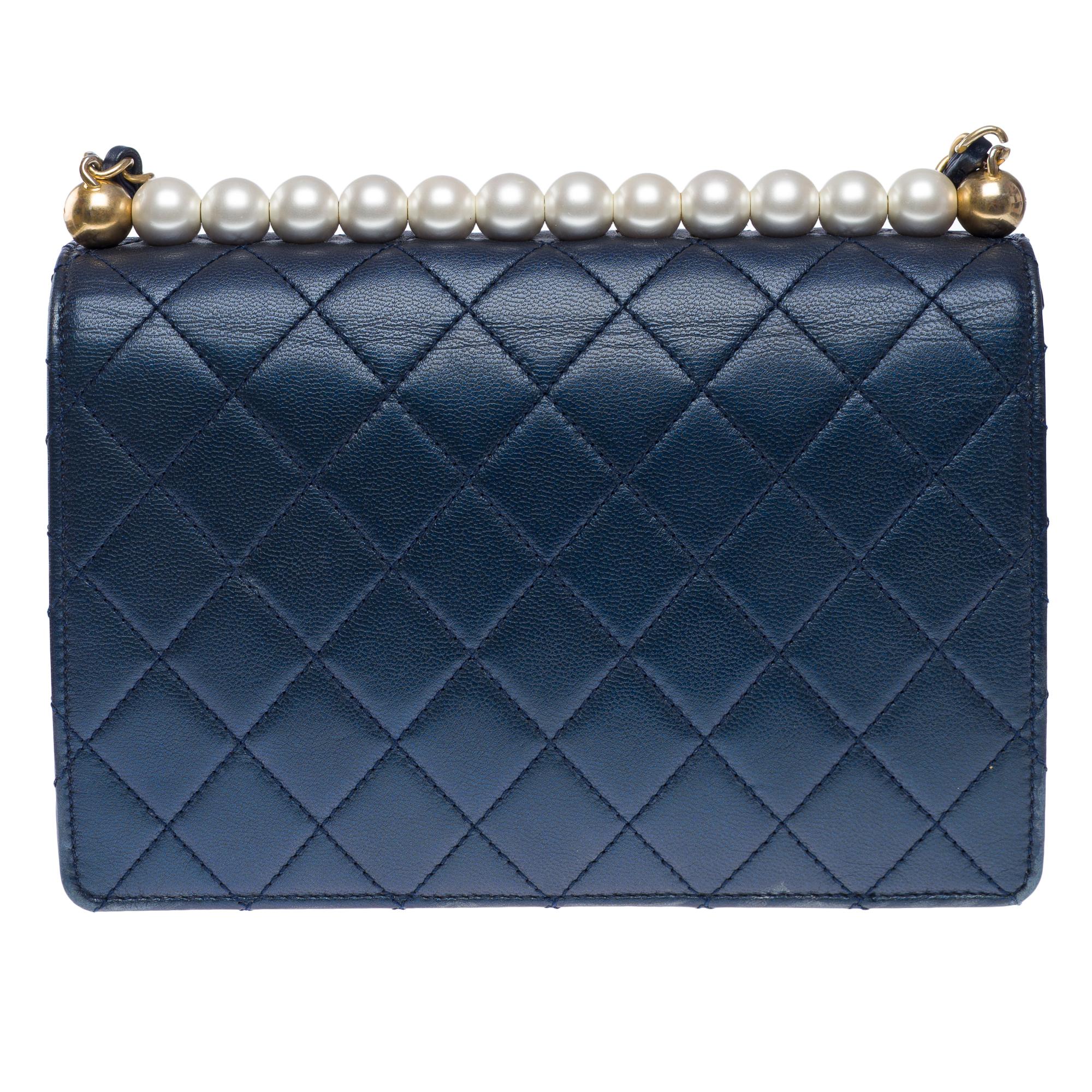 Bleu Sac à rabat Classic Pearls de Chanel en cuir d'agneau bleu marine, AGHW en vente