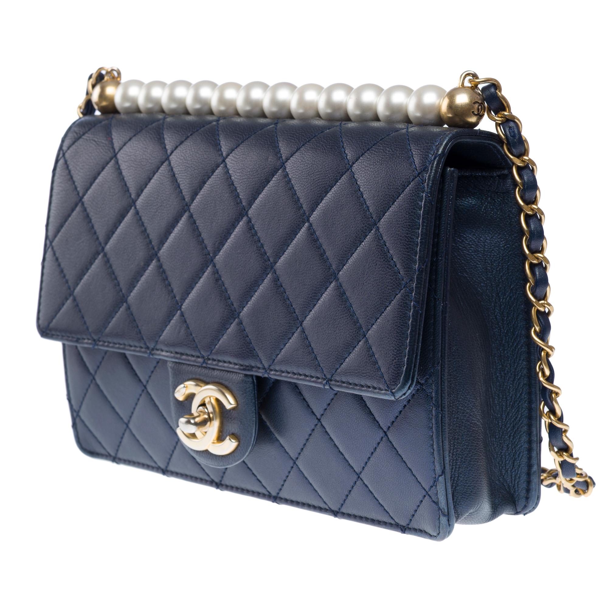 Sac à rabat Classic Pearls de Chanel en cuir d'agneau bleu marine, AGHW Bon état - En vente à Paris, IDF
