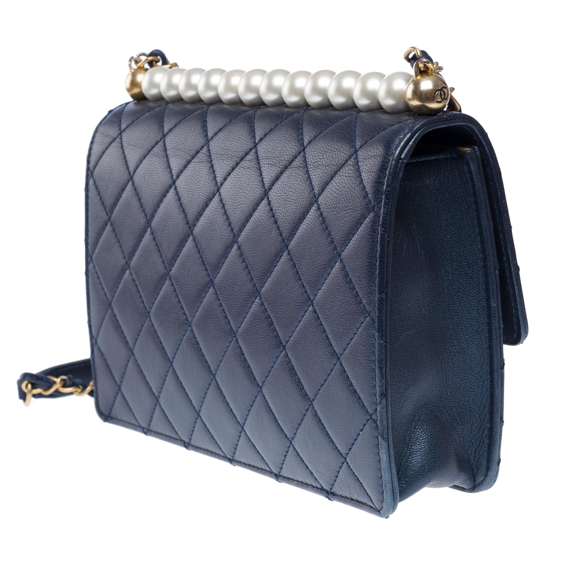 Sac à rabat Classic Pearls de Chanel en cuir d'agneau bleu marine, AGHW Pour femmes en vente