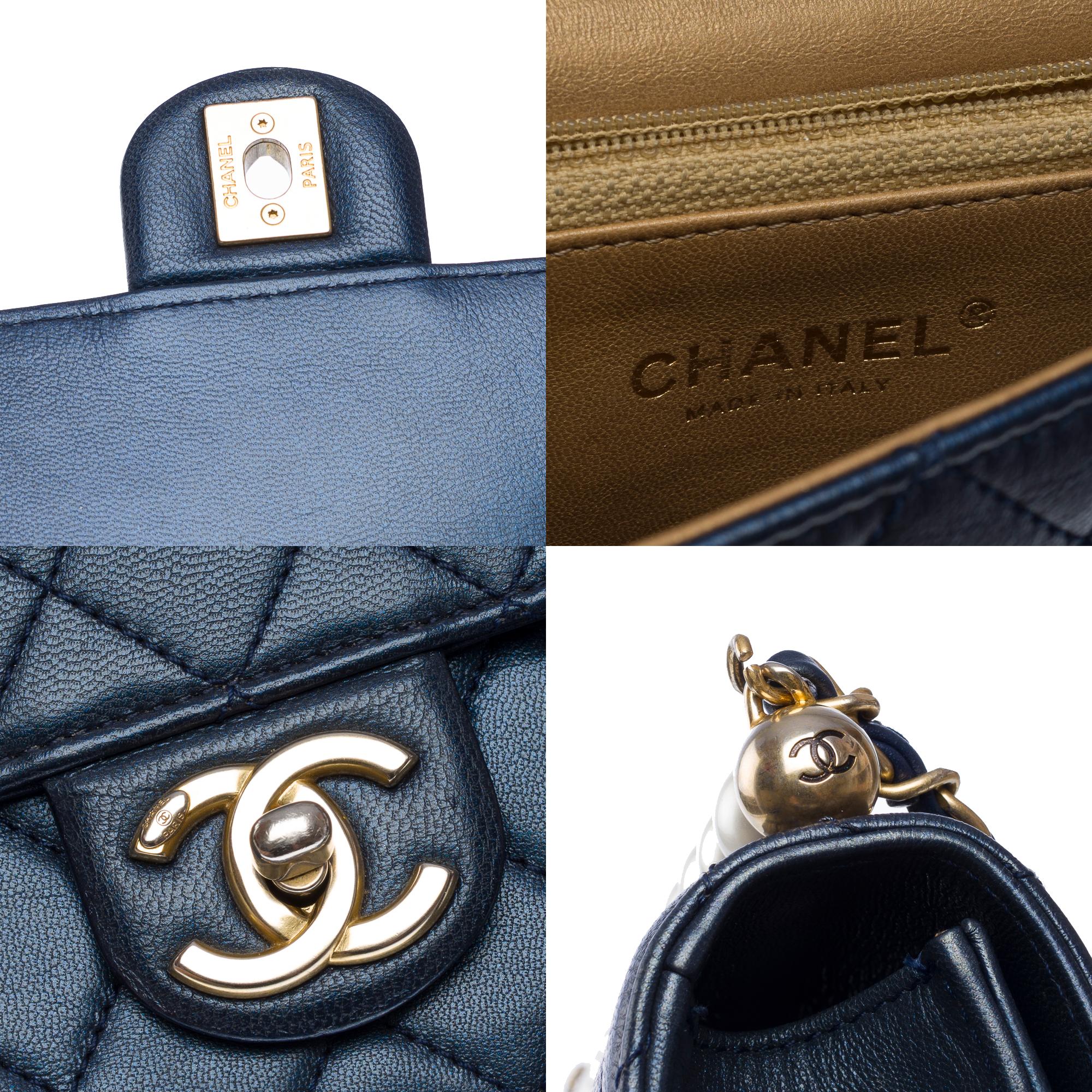 Sac à rabat Classic Pearls de Chanel en cuir d'agneau bleu marine, AGHW en vente 1