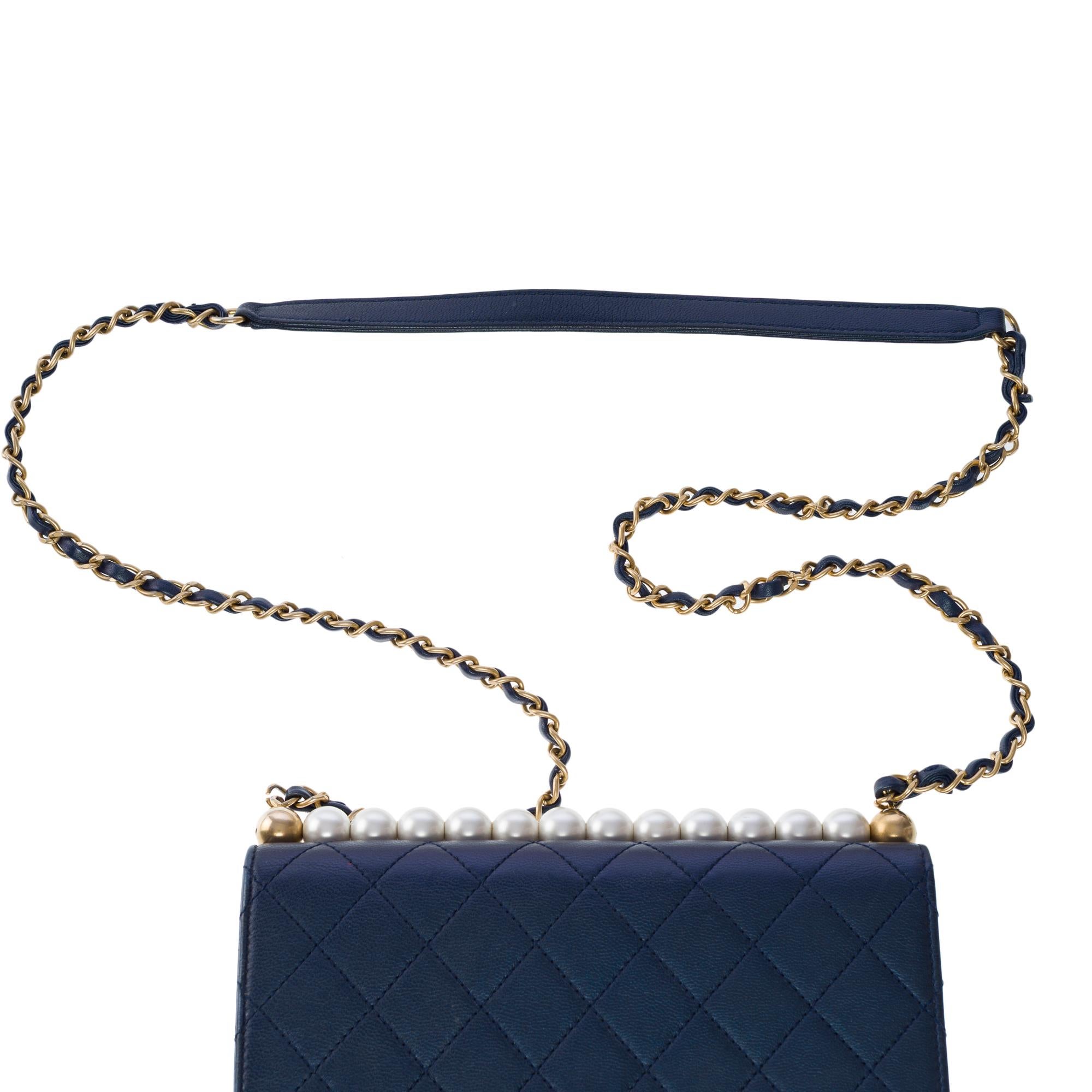 Sac à rabat Classic Pearls de Chanel en cuir d'agneau bleu marine, AGHW en vente 4