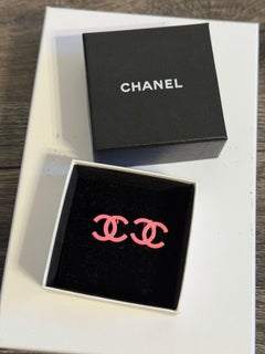 CHANEL Klassische rosa kleine CC-Ohrclips