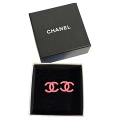 CHANEL Klassische rosa kleine CC-Ohrclips