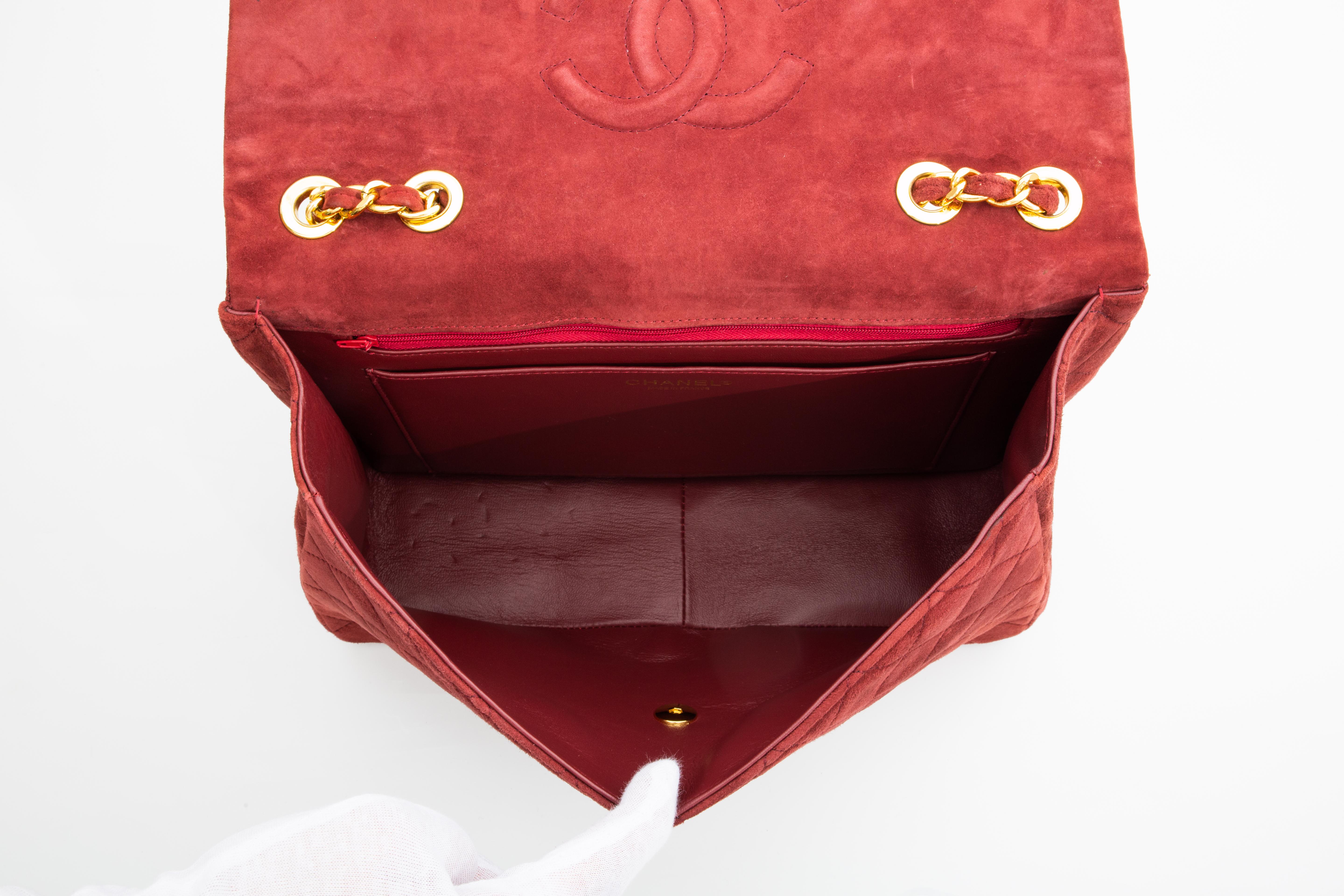 Chanel Classic Jumbo sac à rabat simple en daim bordeaux matelassé en vente 3